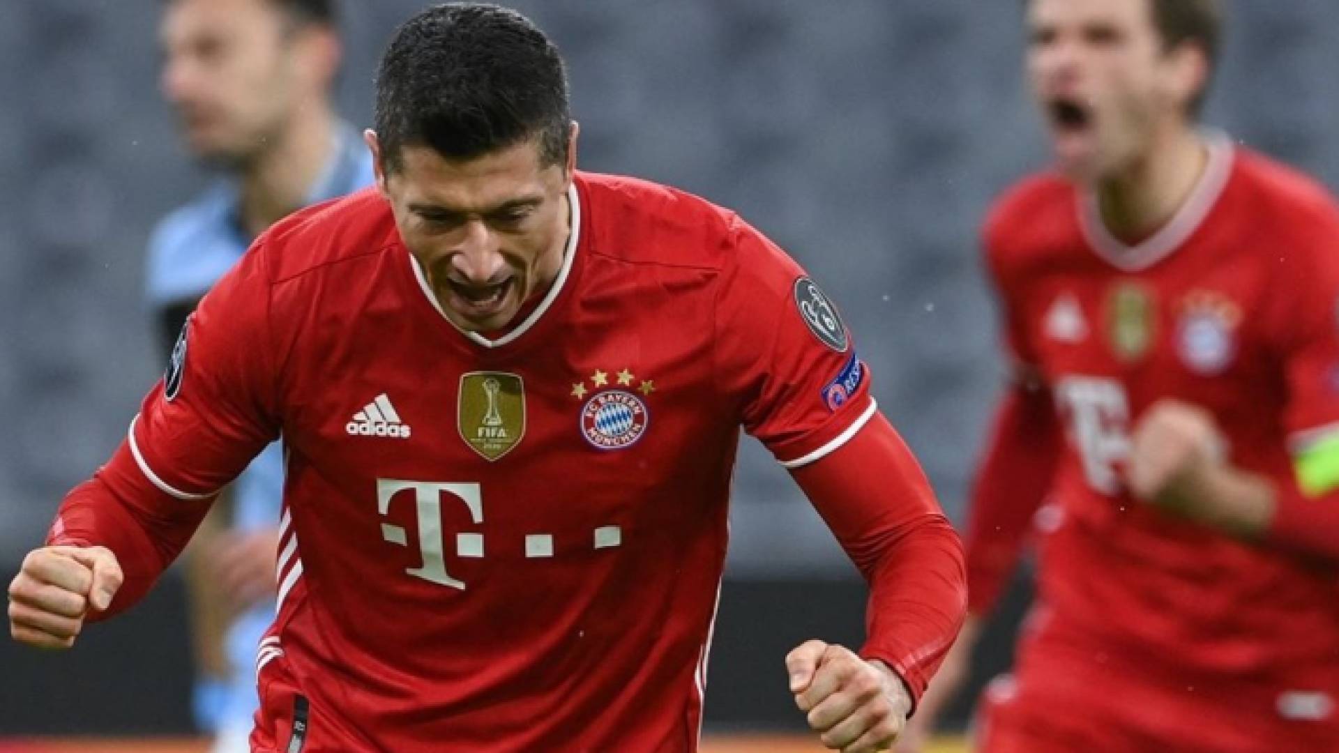 ليفاندوفسكي يحتفل بهدفه الأول