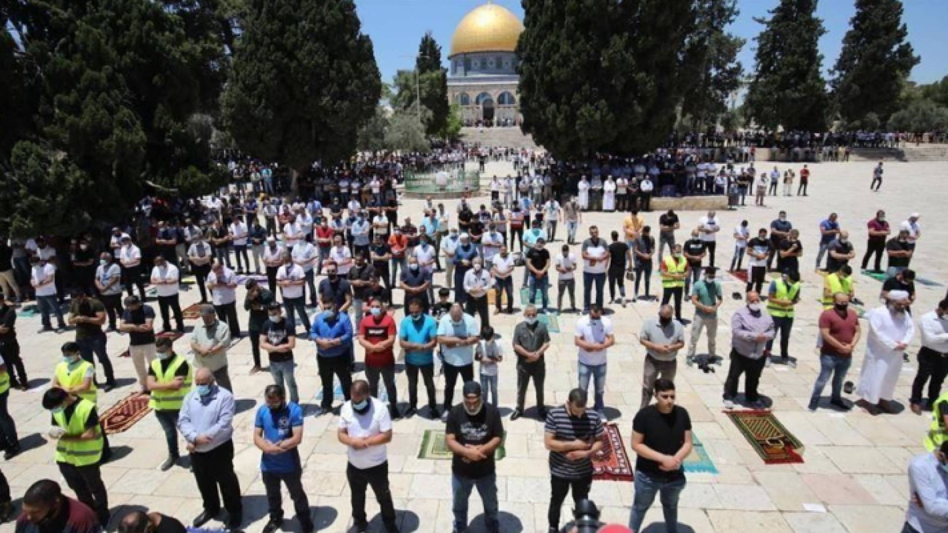 خلال أداء الآلاف صلاة الجمعة في المسجد الأقصى