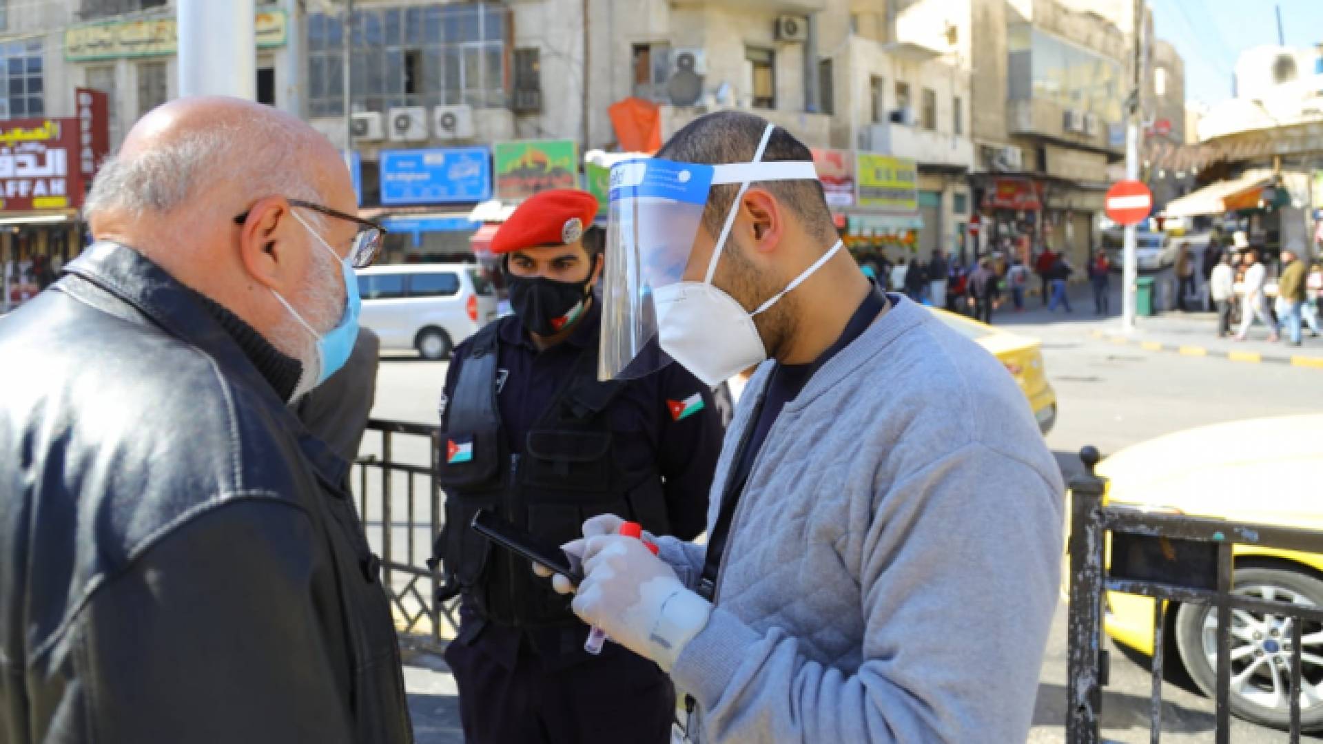 خلال إجراء فرق التقصي الوبائي فحوصات في العاصمة عمان