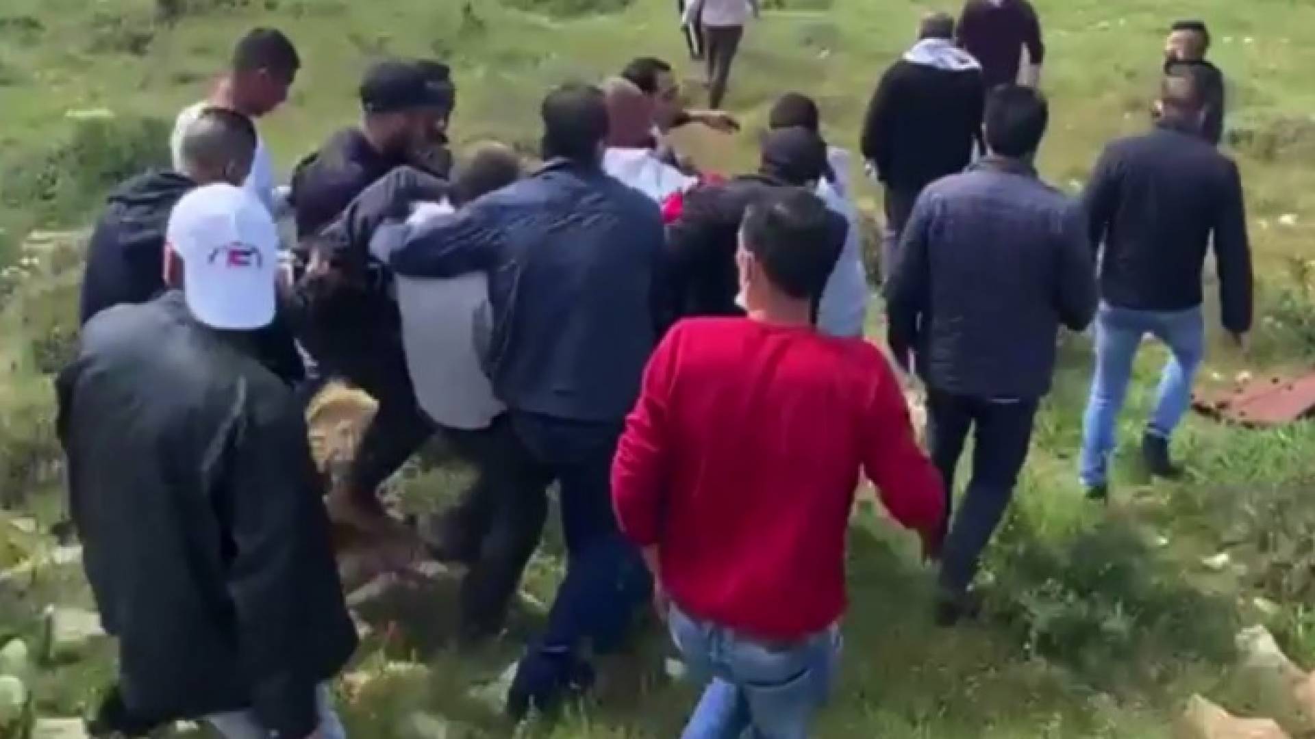 لحظة إصابة الشهيد عاطف حنايشة برصاص الاحتلال الاسرائيلي