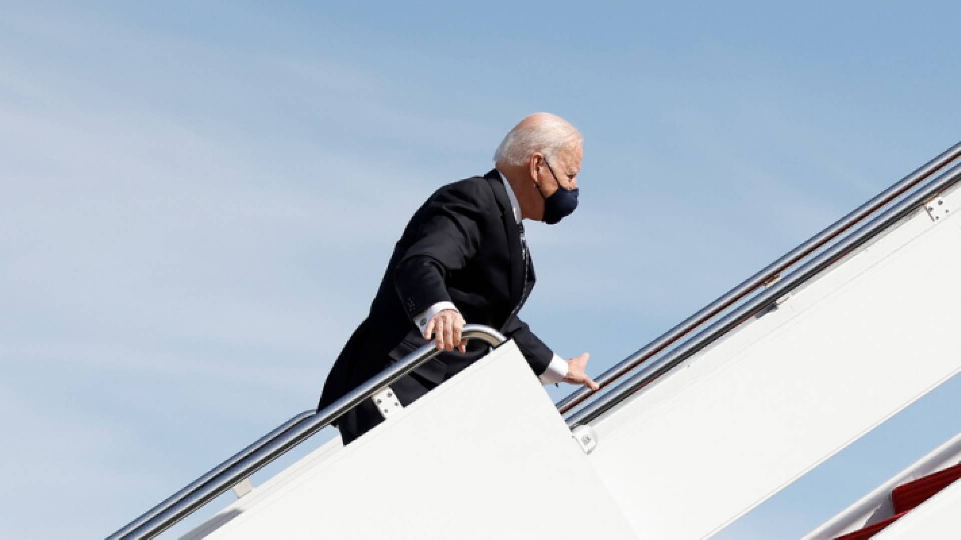 البيت الأبيض يعلق على حادث سقوط بايدن