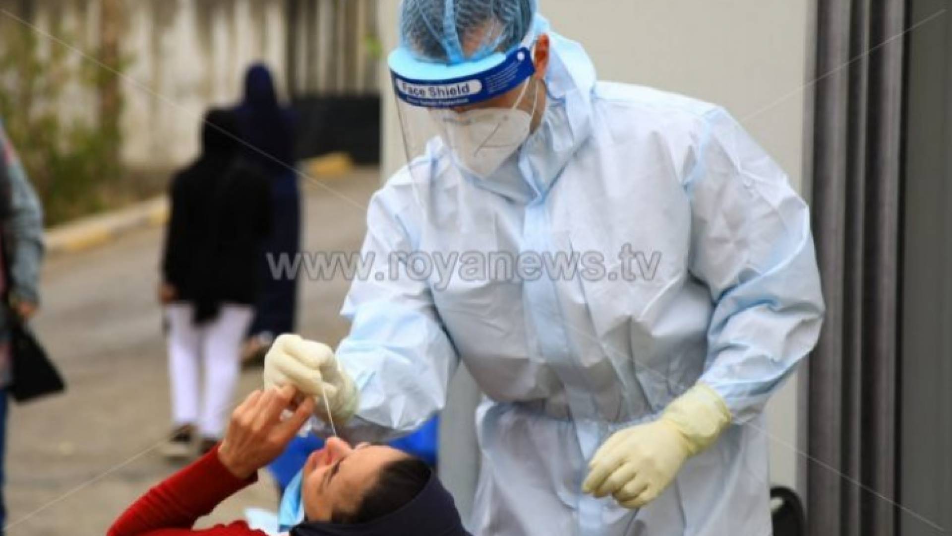 فتاة تخضع لفحص الإصابة بفيروس كورونا في عمان (أرشيف)