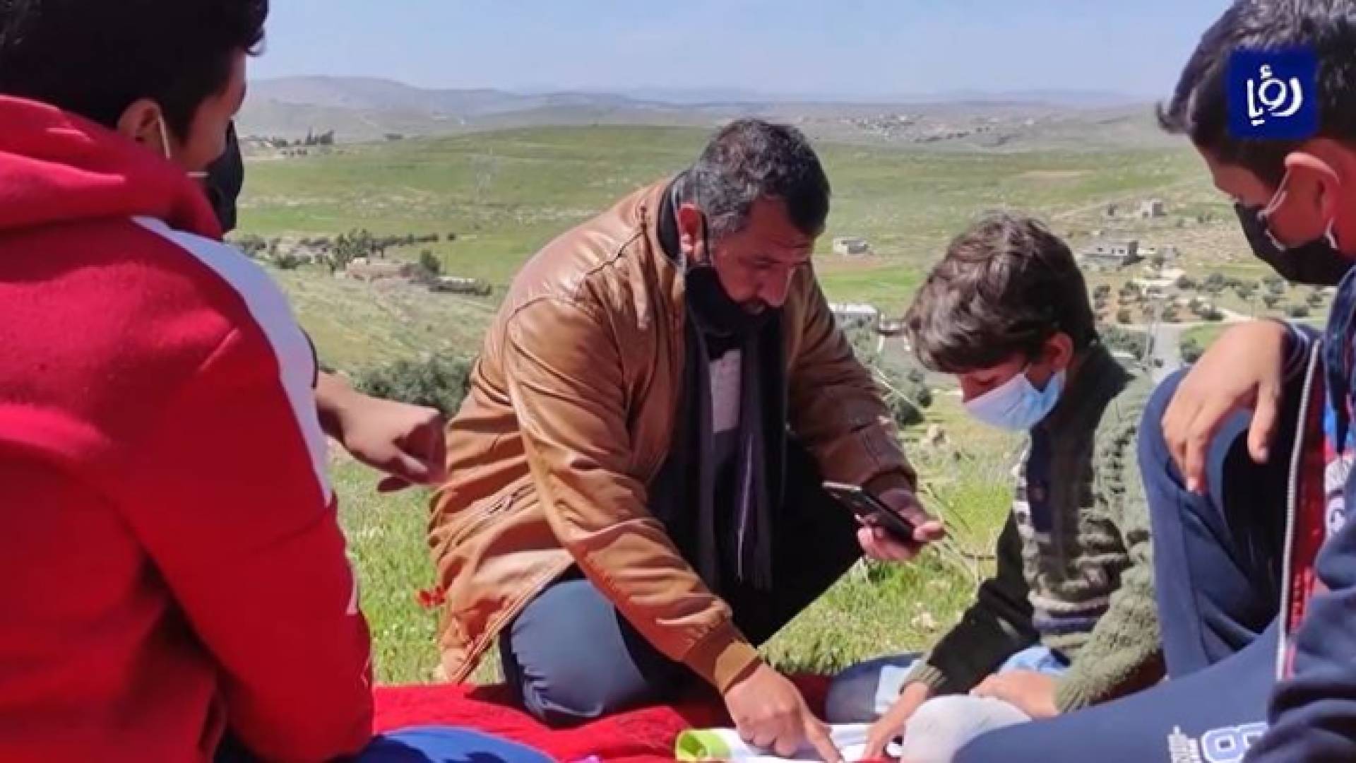 ضعف شبكات الاتصالات يزيد من معاناة أهالي "المراجم" في قضاء بلعما