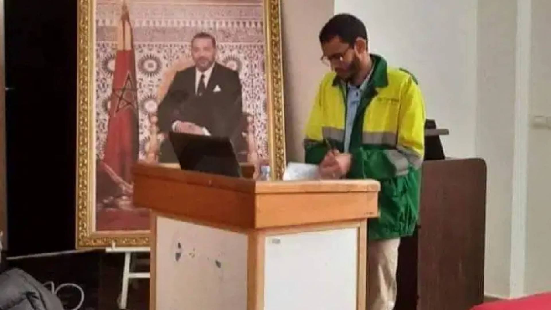 تكريما لهم.. باحث مغربي يناقش أطروحته لنيل الدكتوراه مرتديا زي عمال النظافة