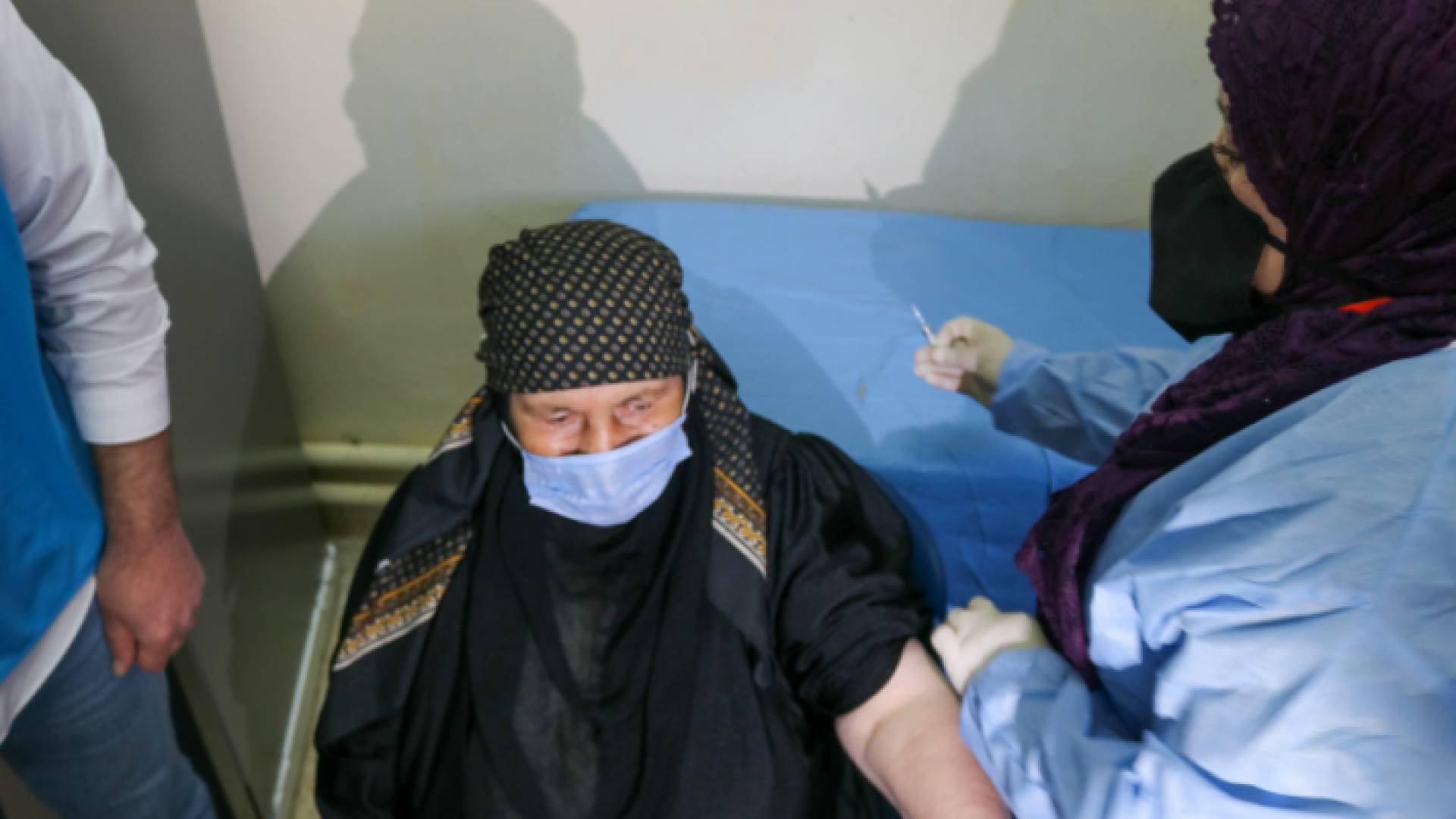 لاجئة سورية تتلقى لقاحا مضادا لكورونا في الأردن (أرشيف)