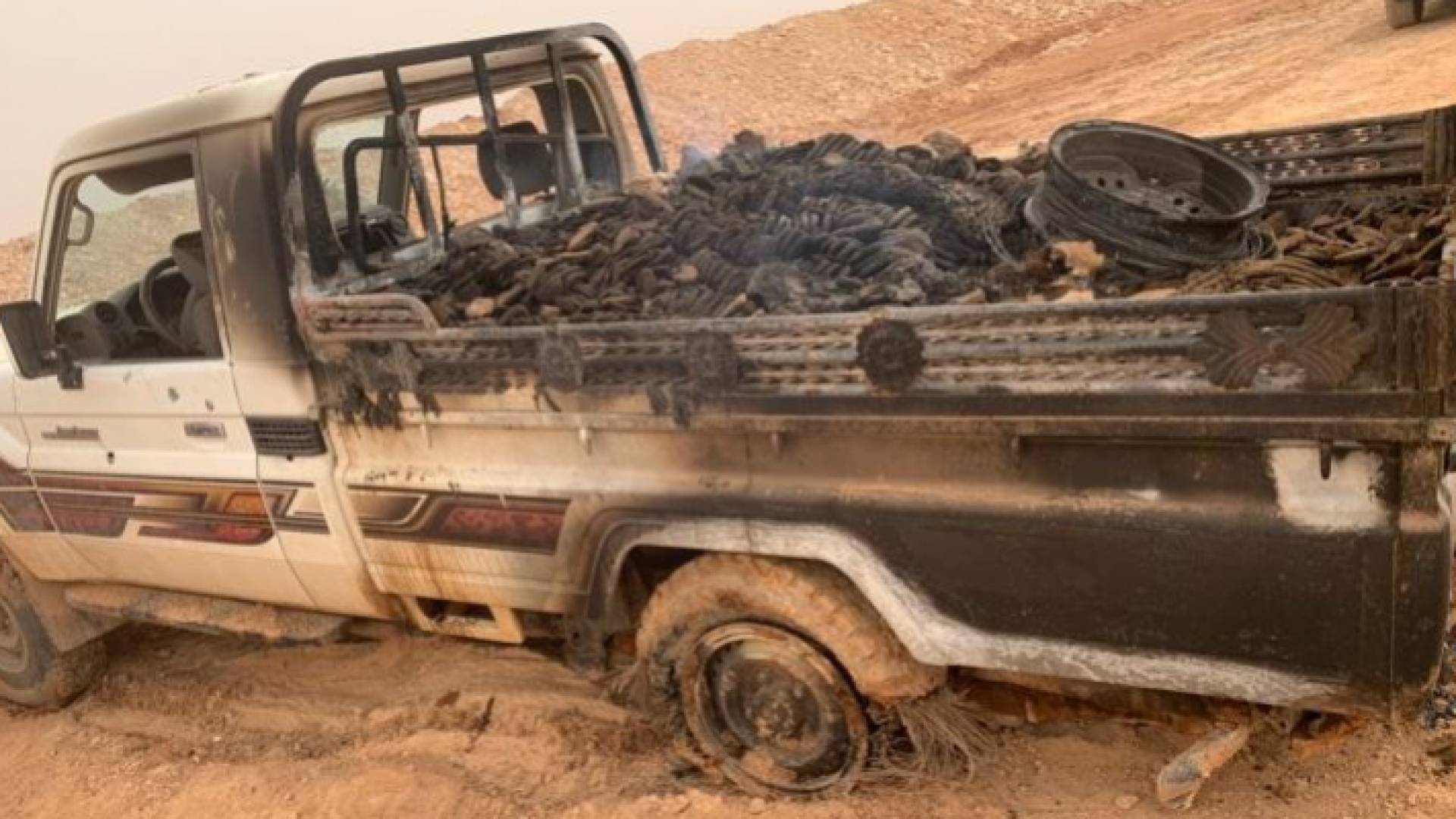 الجيش يدمر مركبة تحمل كميات كبيرة من المخدرات على الحدود الشرقية