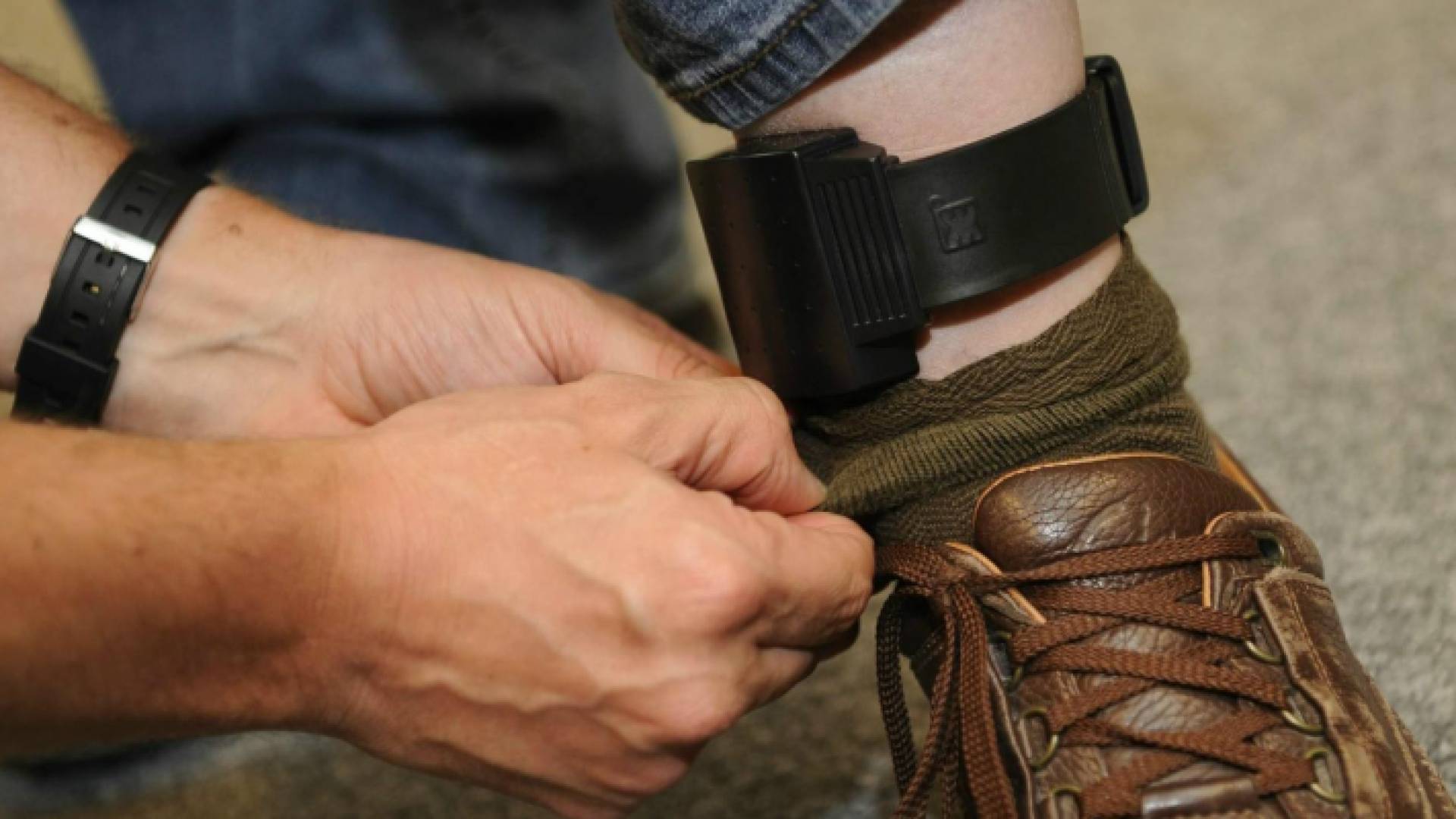 صورة أرشيفية لسوار مراقبة إلكتروني