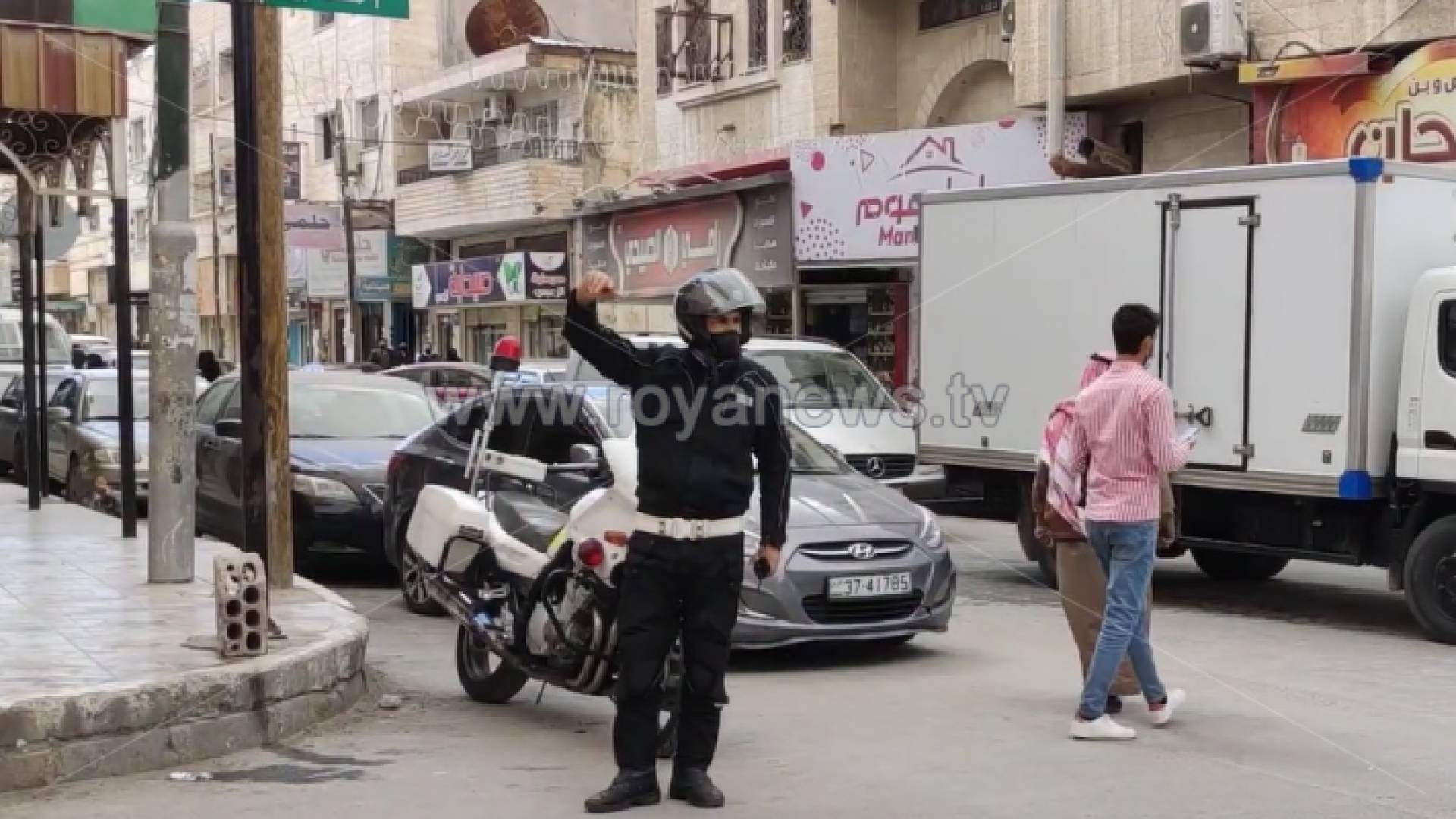 خلال تنظيم أحد رجال السير حركة المرور في محافظة المفرق