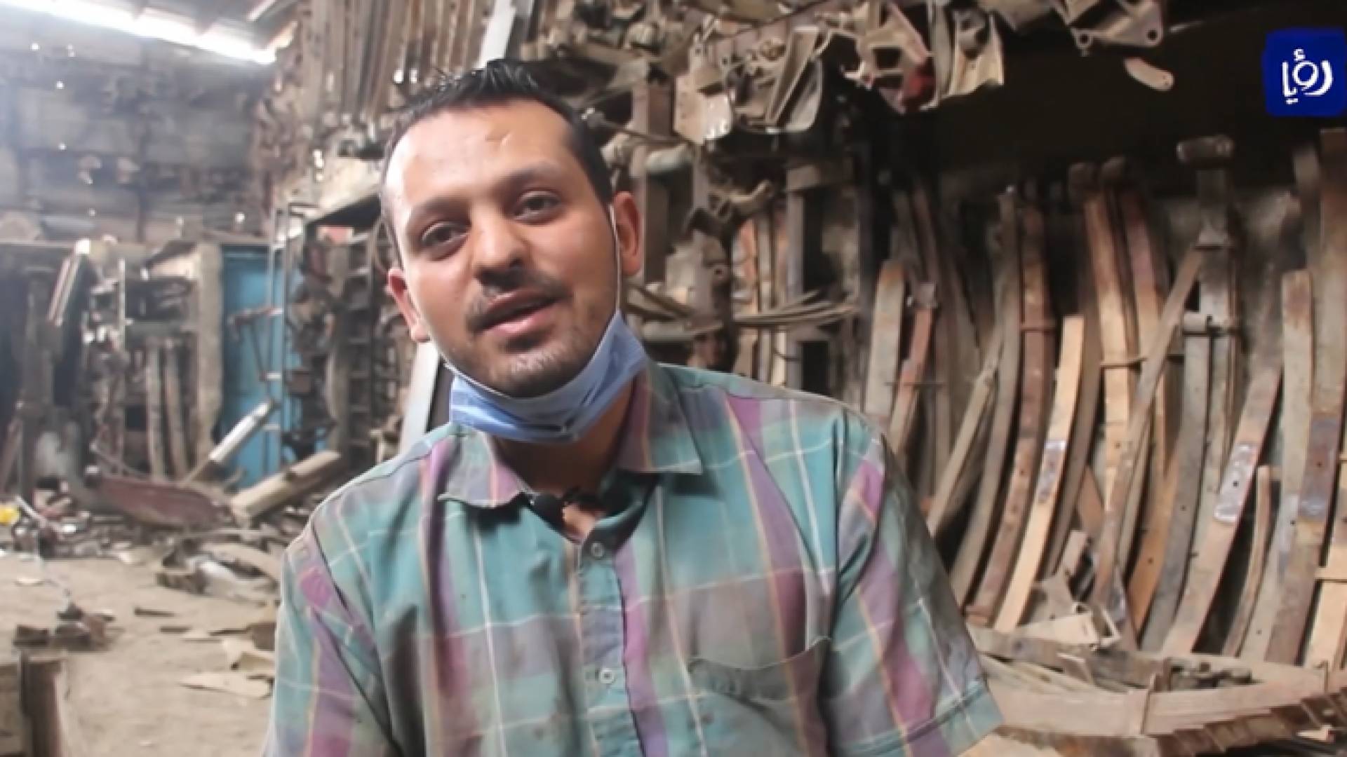 حكايةُ شابٍ أردني لم تمنعه مهنةُ التمريض من الاستمرار بالعمل بكراجِ صيانةٍ للمركبات