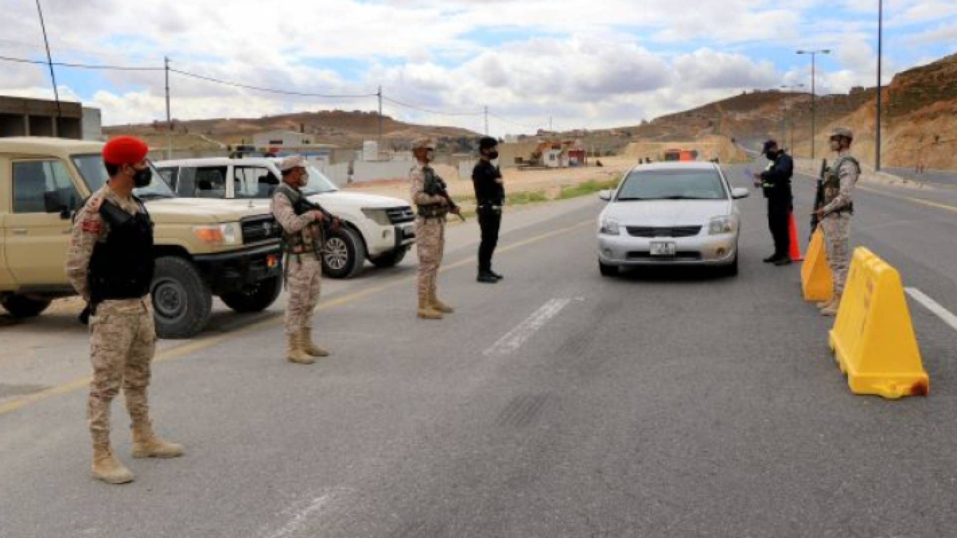 خلال تنفيذ القوات المسلحة حظر التجول الشامل