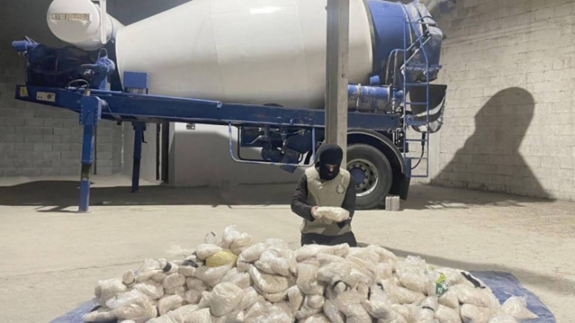 المخدرات كانت مخبأة داخل شاحنة نقل خرسانة جاهزة