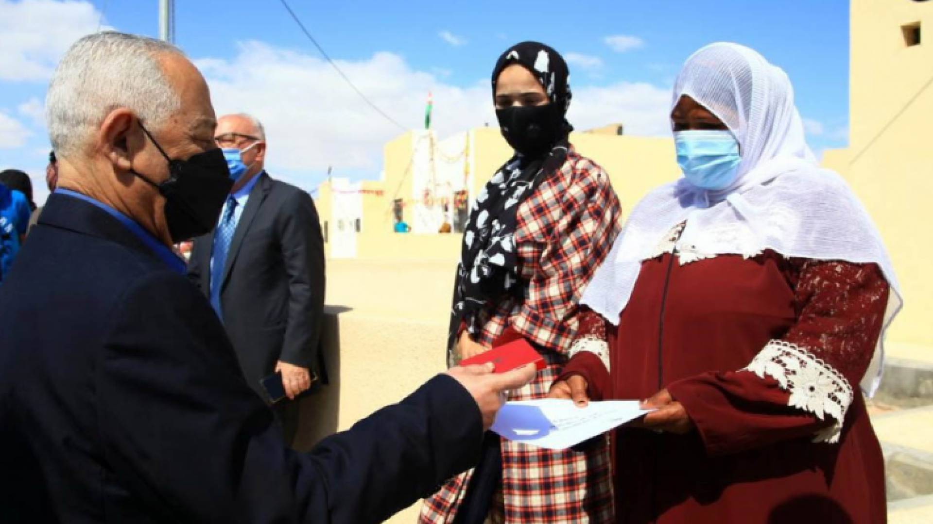 العيسوي يسلم 18 مسكنا لأسر عفيفة في البلقاء والكرك