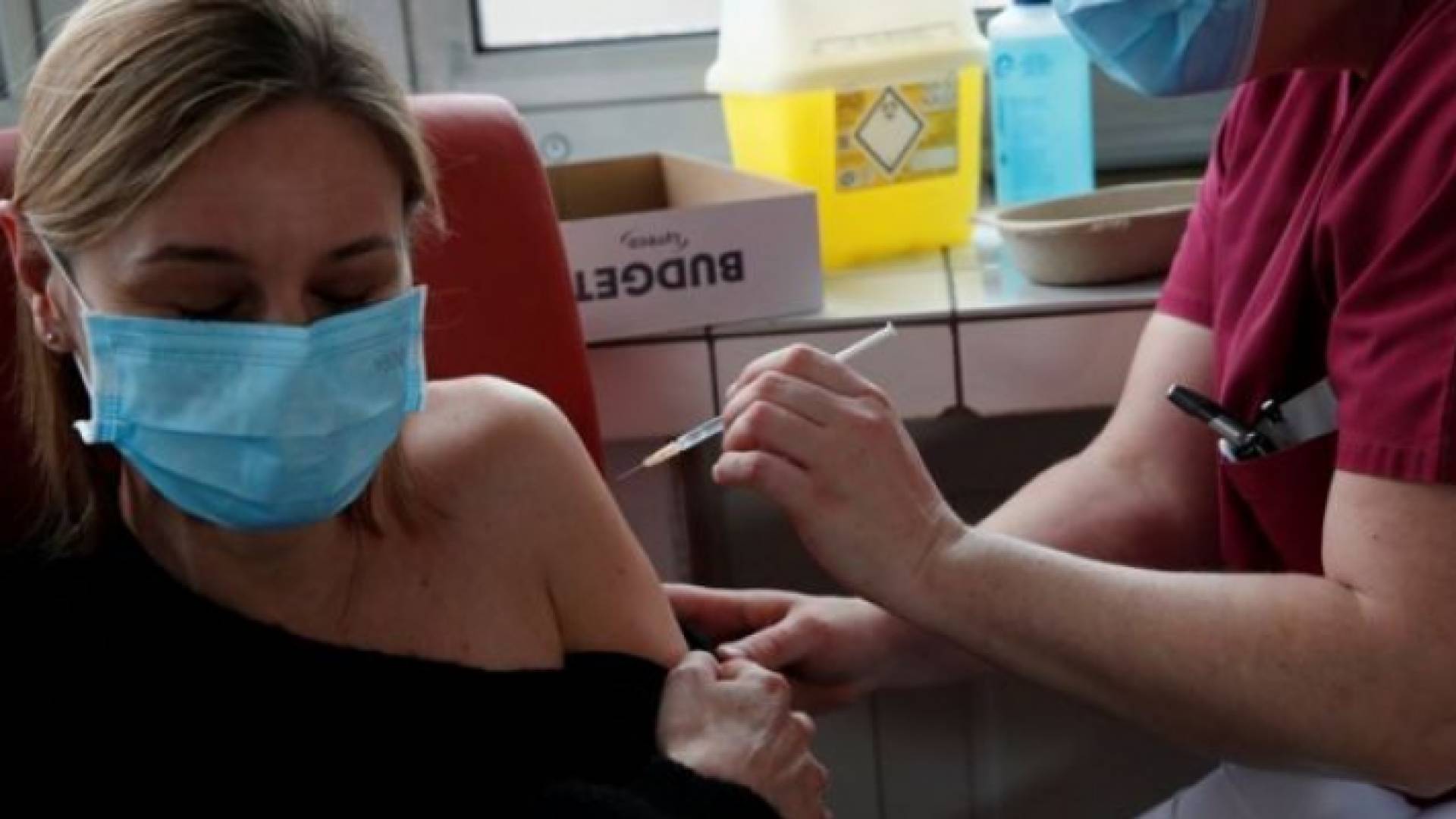 سيدة تتلقى الجرعة الأولى من لقاح كورونا