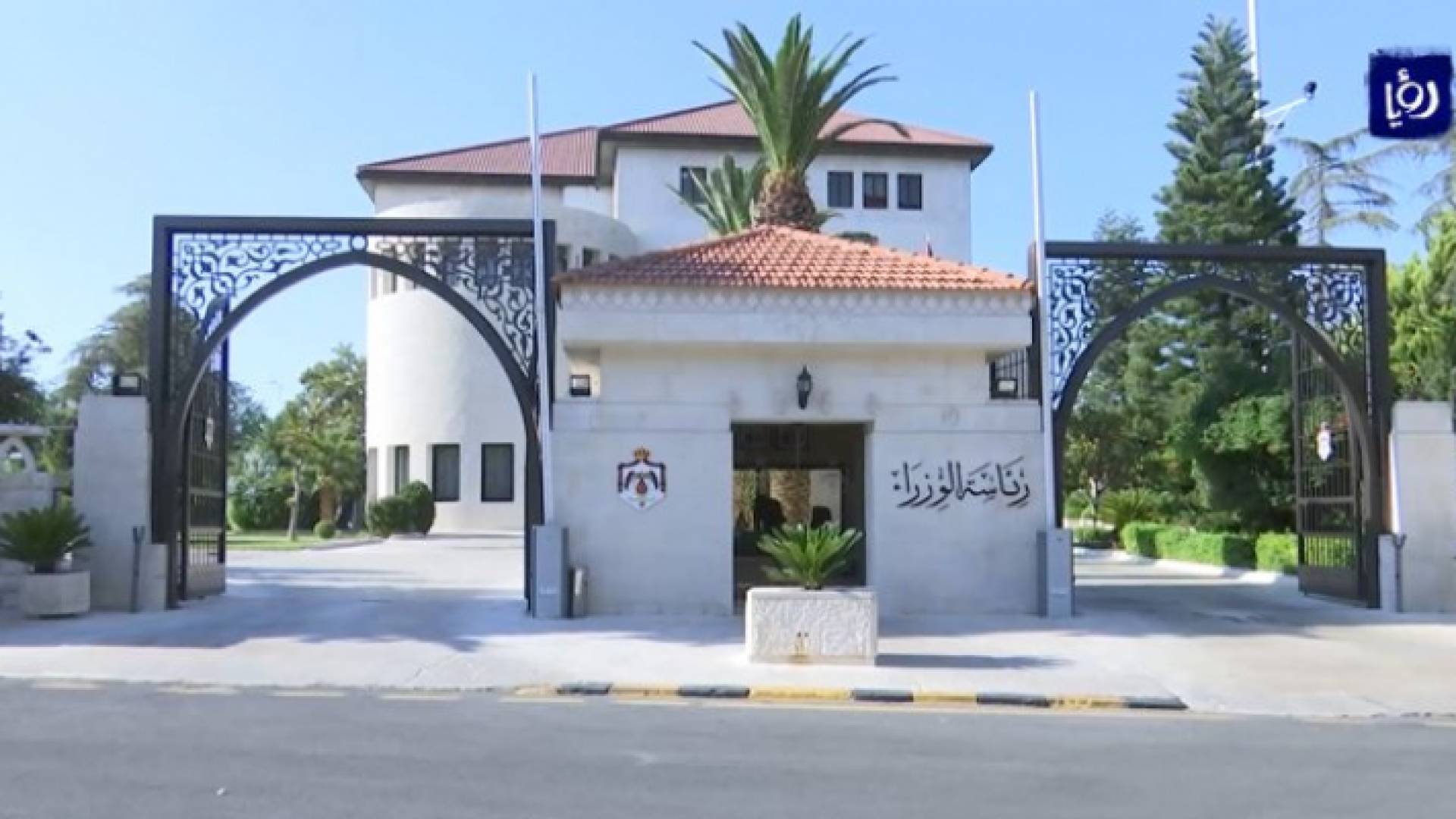 الحكومة تقرر تمديد العمل بقرارات حظر التجول الشامل والجزئي لغاية منتصف أيار