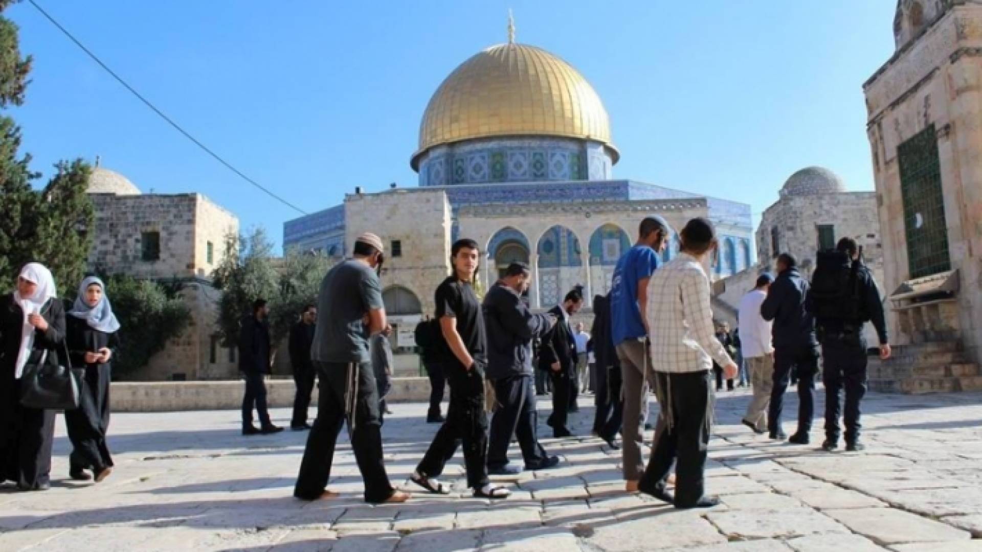 مستوطنون يقتحمون باحات المسجد الأقصى