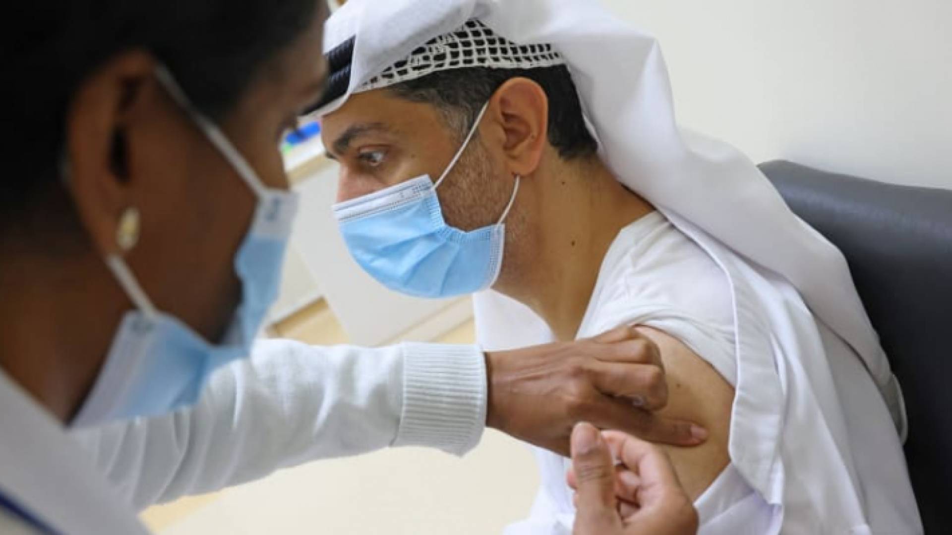 تتواصل عمليات التطعيم ضد كورونا في الإمارات