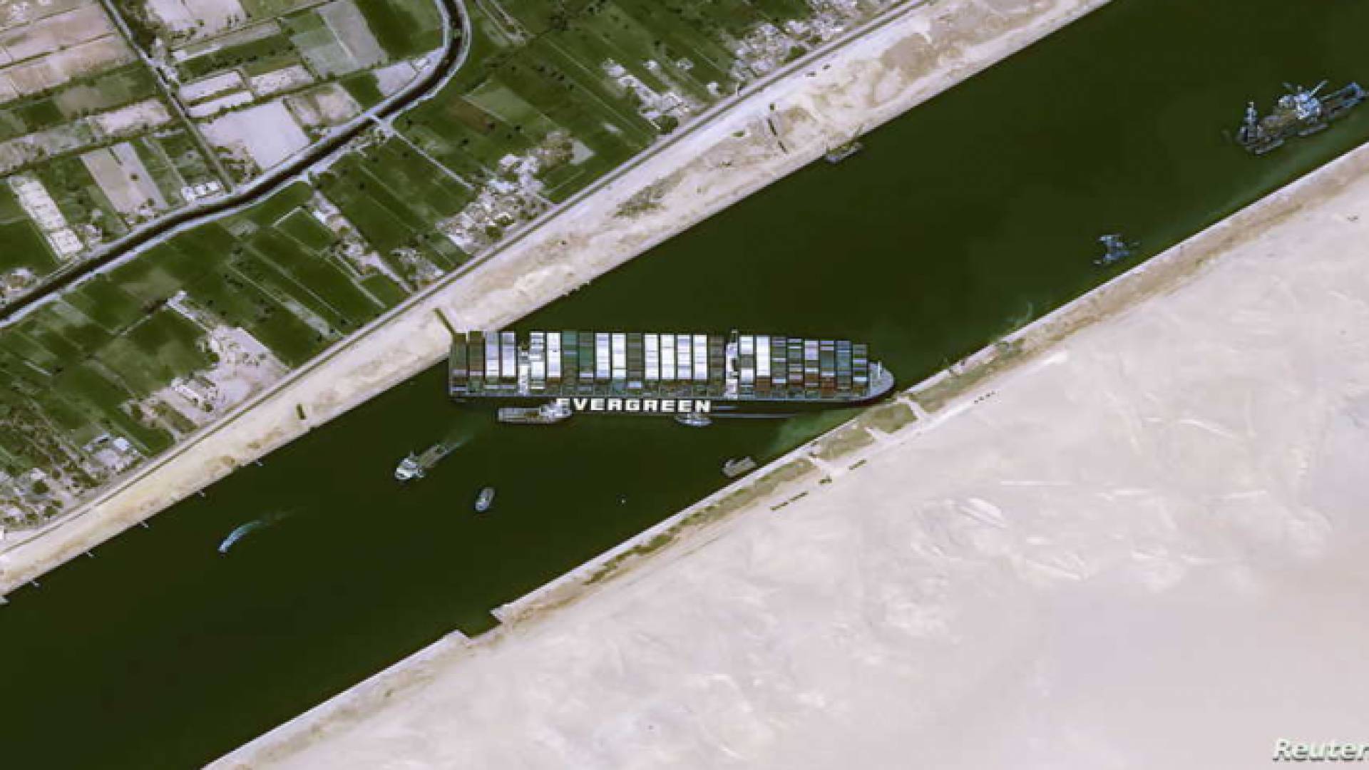 السفينة الجانحة في قناة السويس