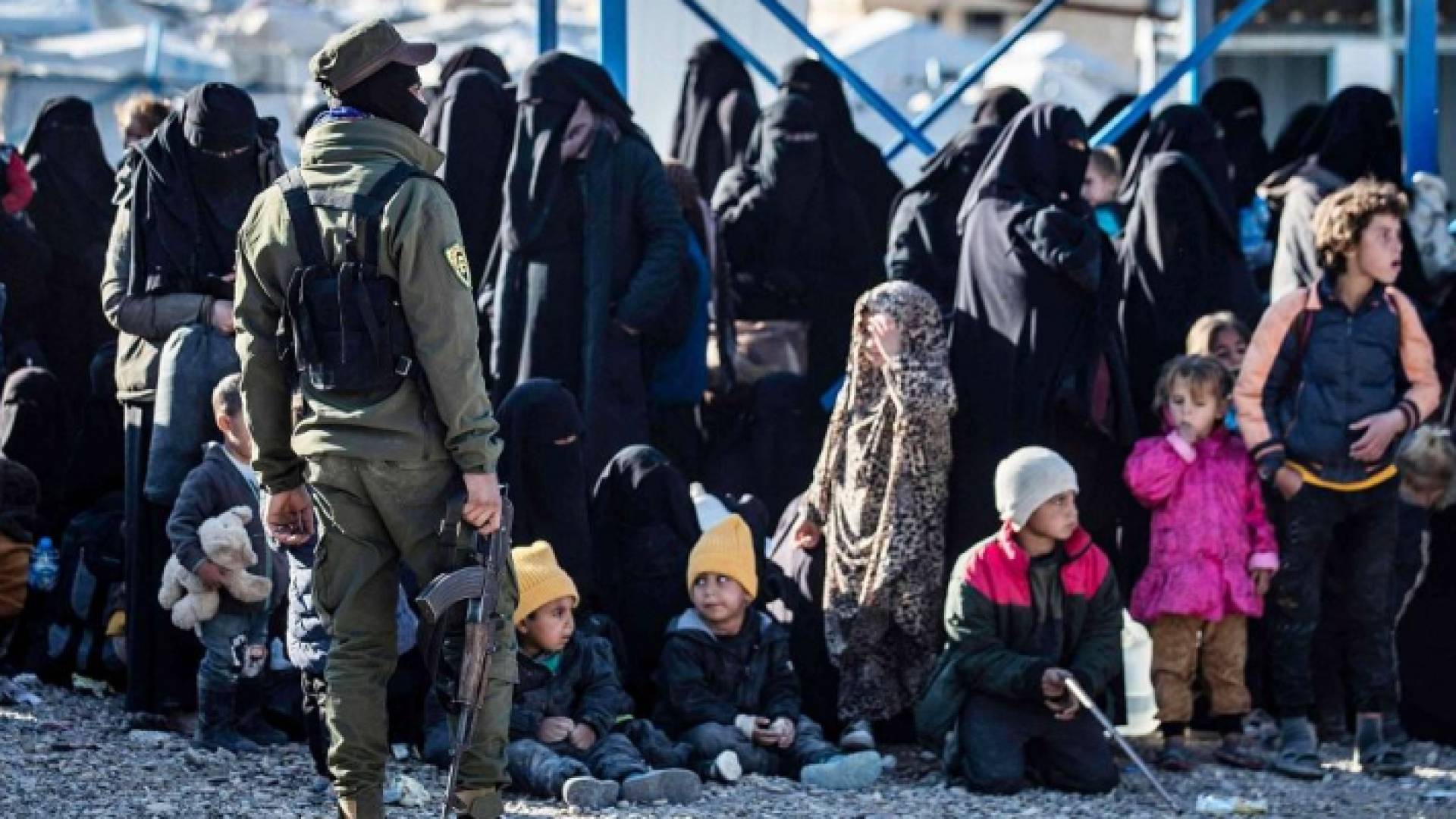 أكثر من ثلاثين امراة ورجلا اعتقلوا من مخيم الهول