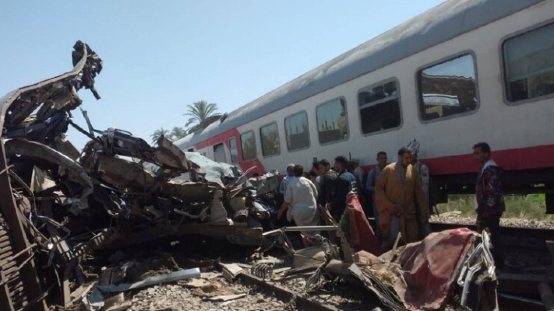 مواطنون يهرعون لمساعدة ضحايا القطار (أرشيف)