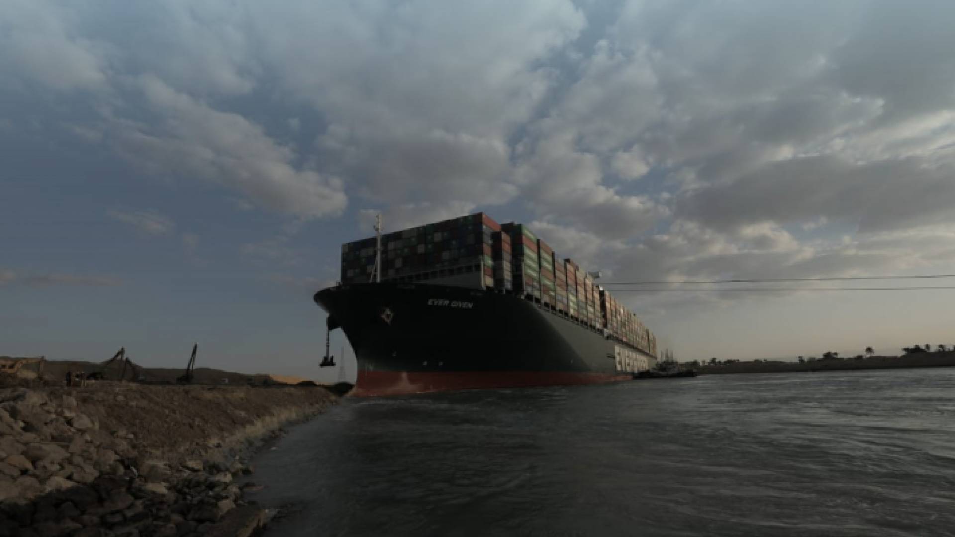 السفينة الجانحة في قناة السويس