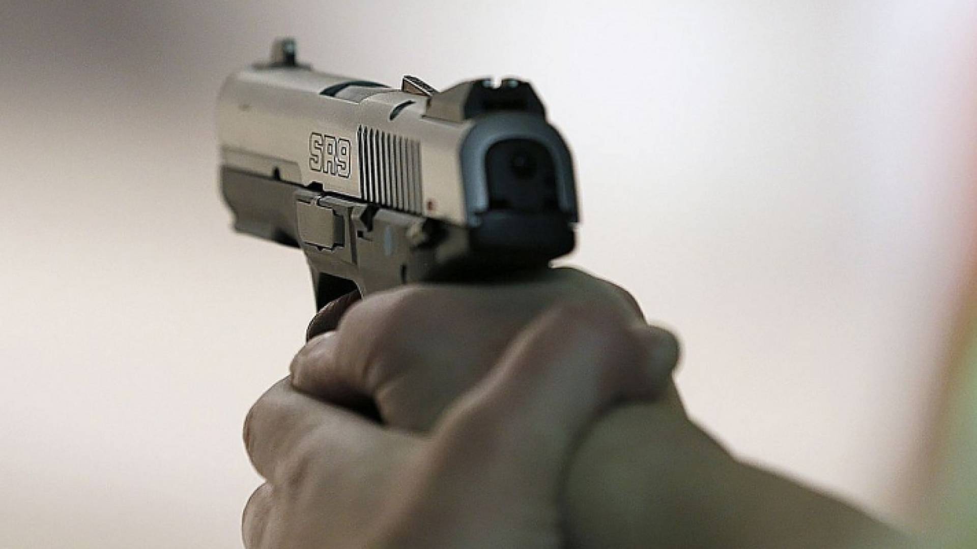 الموظف الحكومي كان يحمل سلاحا داخل مقر عمله