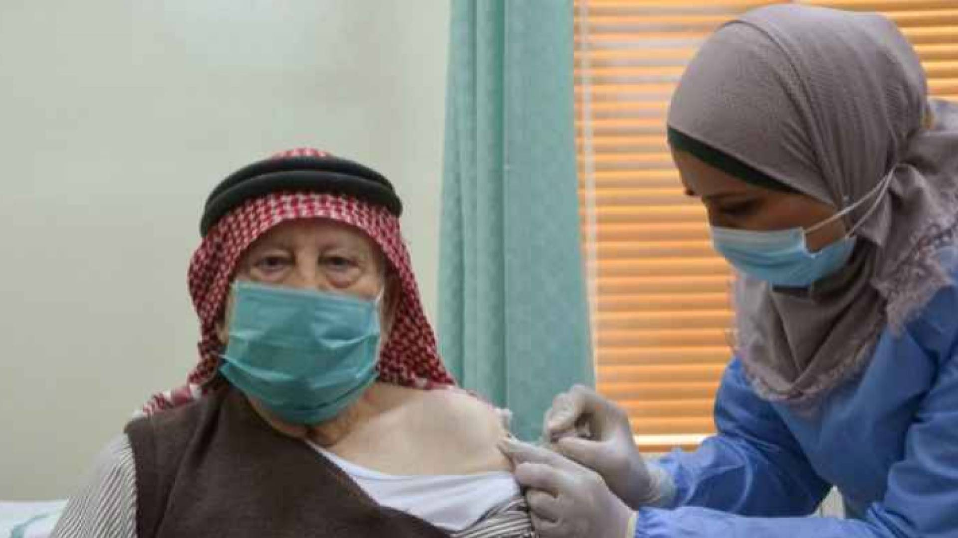 مواطن أردني يتلقى لقاح كورونا