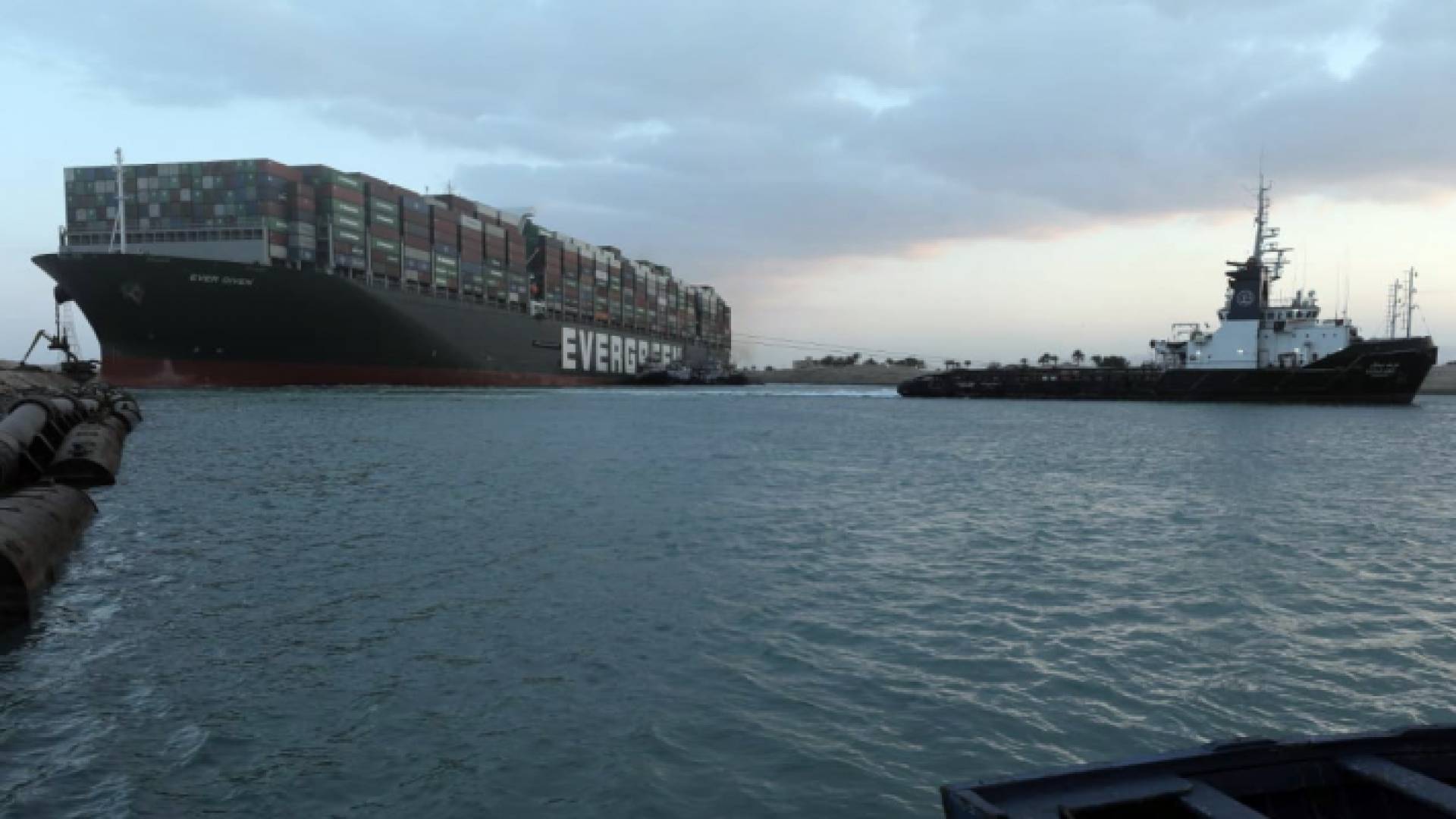 بدء مناورات الشد لتعويم السفينة الجانحة بقناة السويس