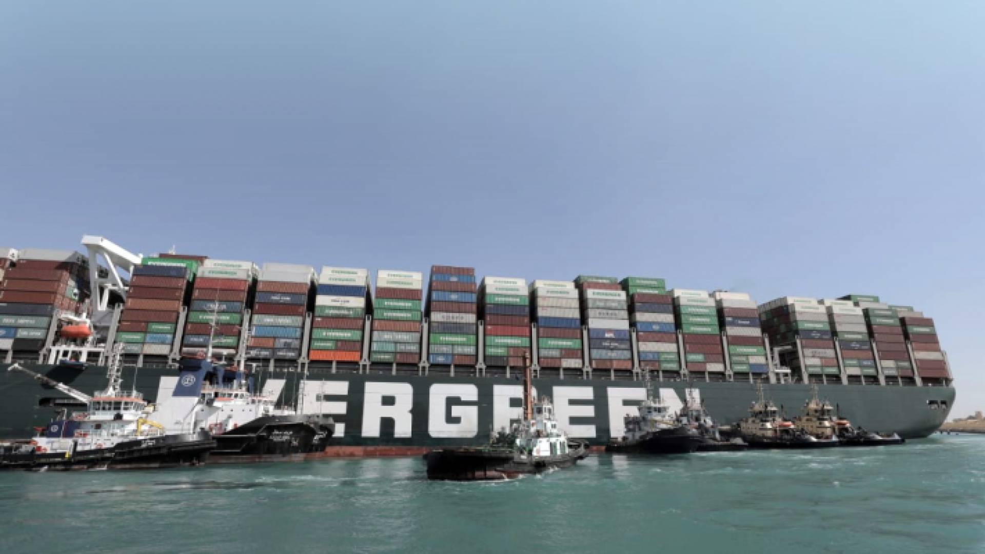 السفينة الجانحة في قناة السويس