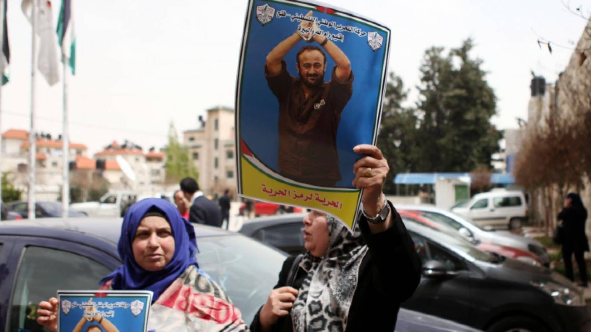 فلسطينيتان ترفعان صور الأسير مروان البرغوثي