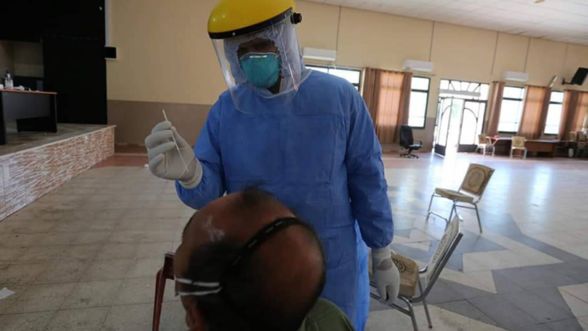 خلال إجراء فحوصات للكشف عن فيروس كورونا في فلسطين