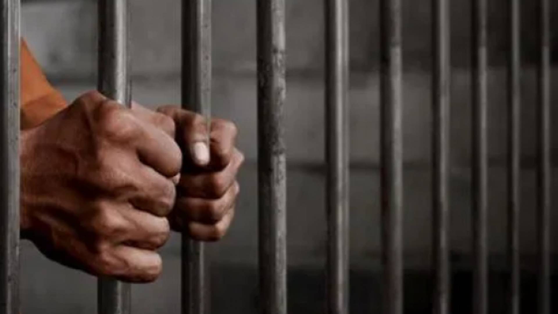 سجين داخل زنزانة