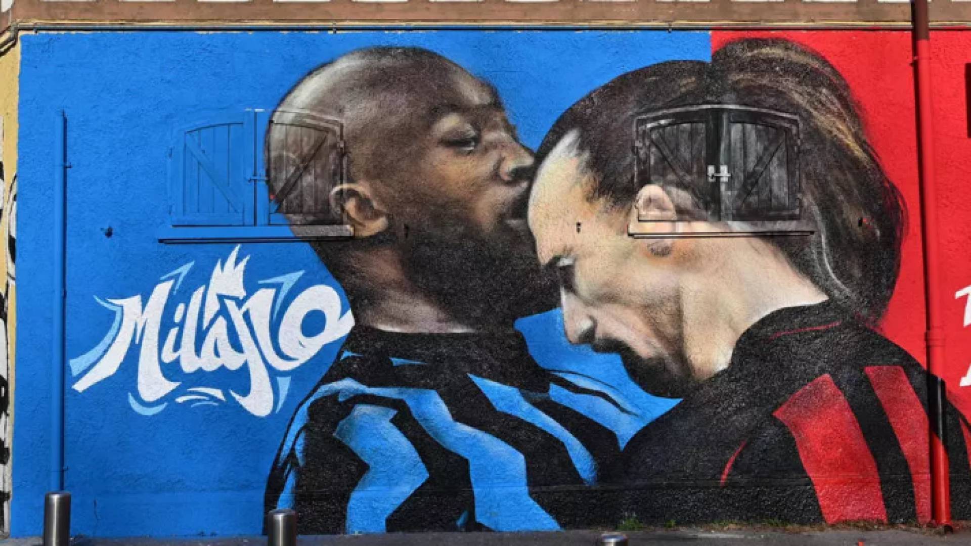 لوحة جدرانية تظهر إبراهيموفيتش وهو ينطح لوكاكو