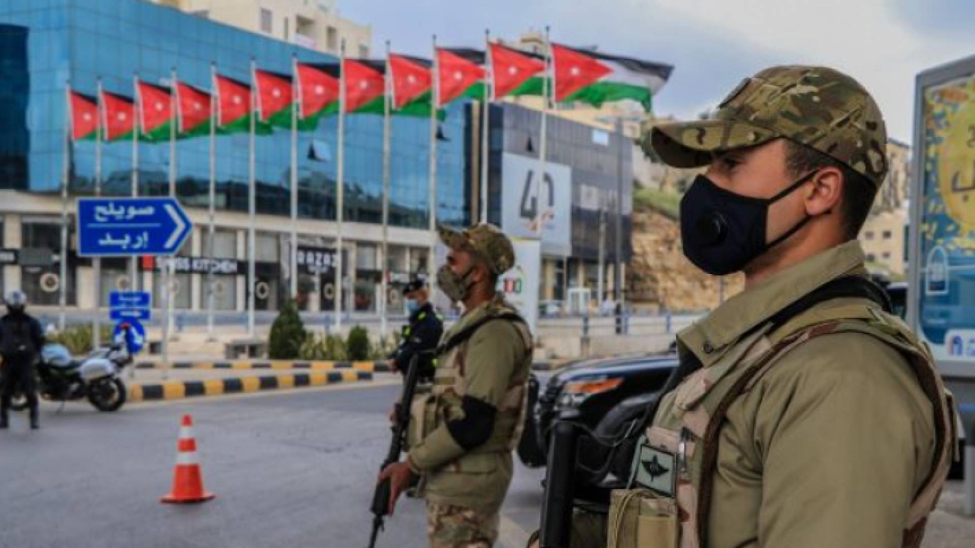 منتسبو القوات المسلحة أثناء تأدية الواجب خلال الحظر الشامل
