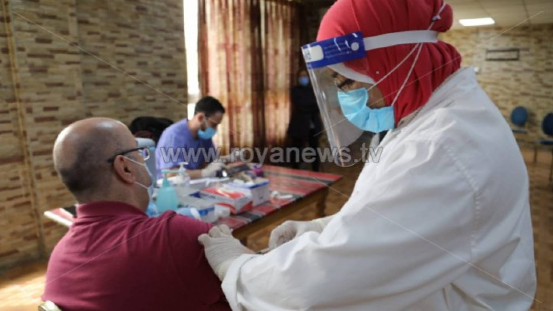 مواطن أردني يتلقى لقاح كورونا - أرشيفية