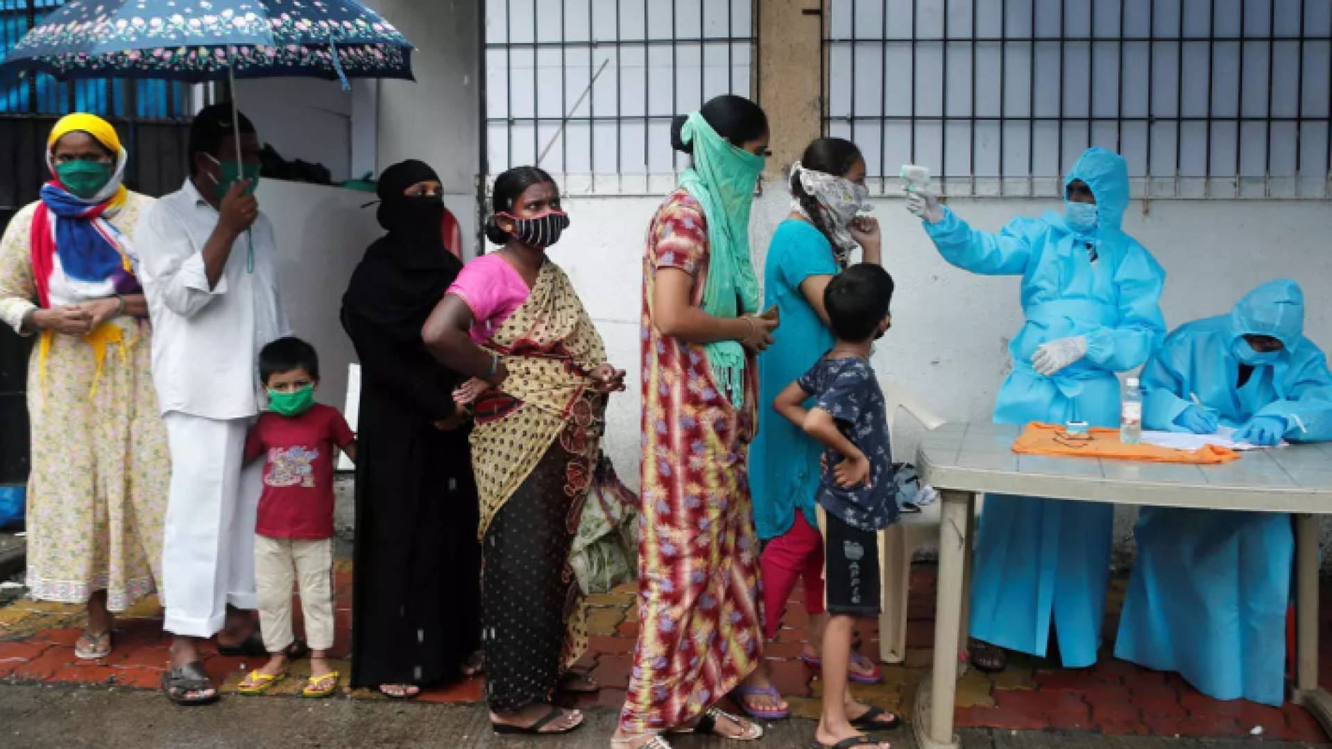 خلال إجراء فحص درجة الحرارة لنساء في الهند