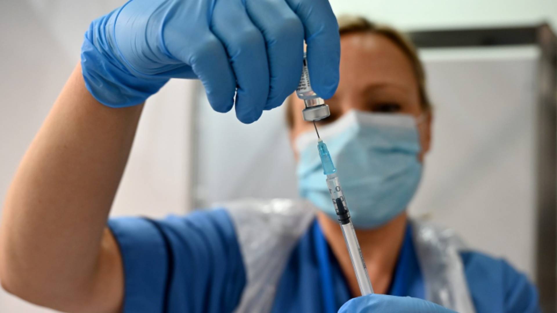 ممرضة تحضر حقنة لأحد اللقاحات المضادة لفيروس كورونا