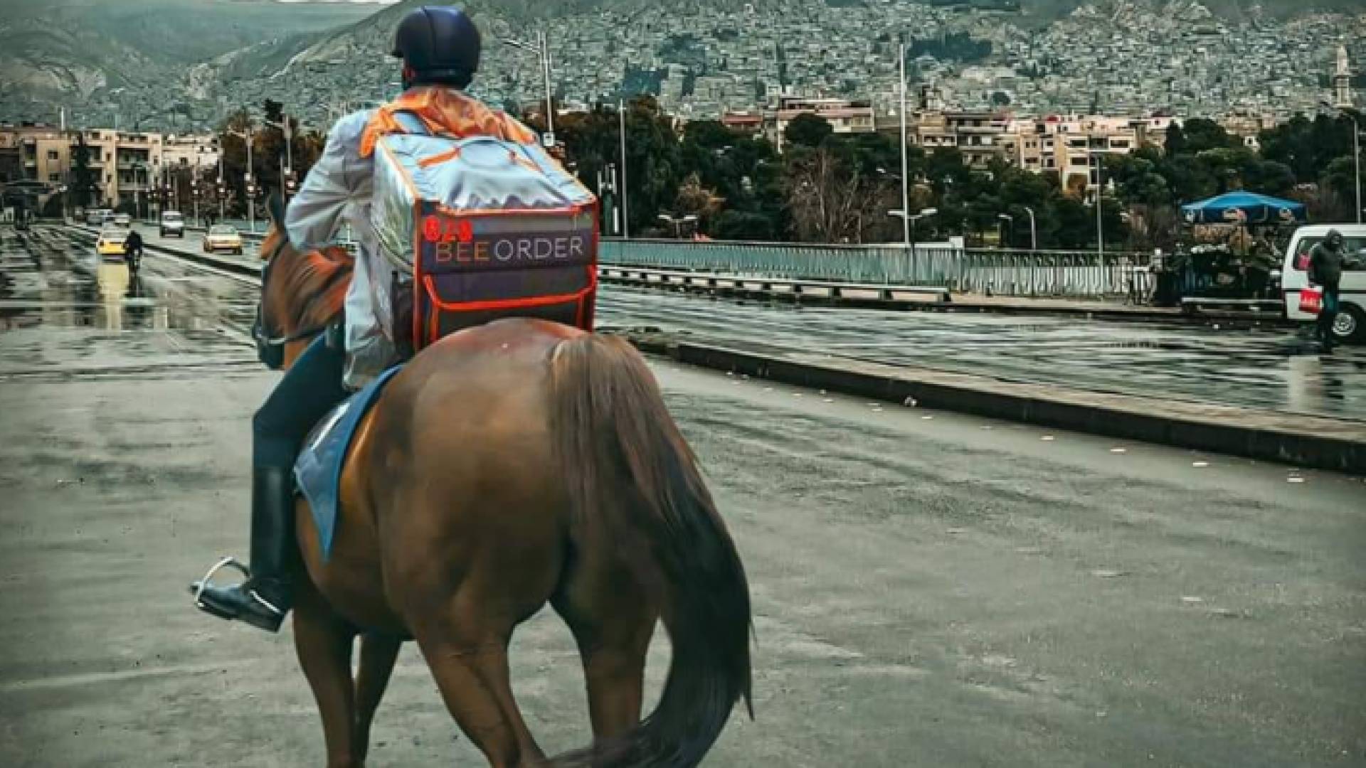 الصورة المتداولة لخدمة توصيل الطعام على الحصان