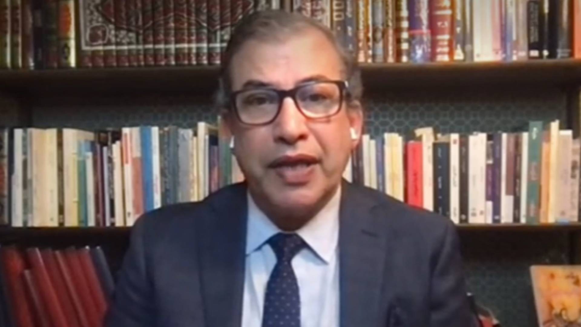 الطبيب العربي استشاري الجراحة في المستشفى الملكي بالعاصمة البريطانية لندن د. أحمد سلمان المشتت