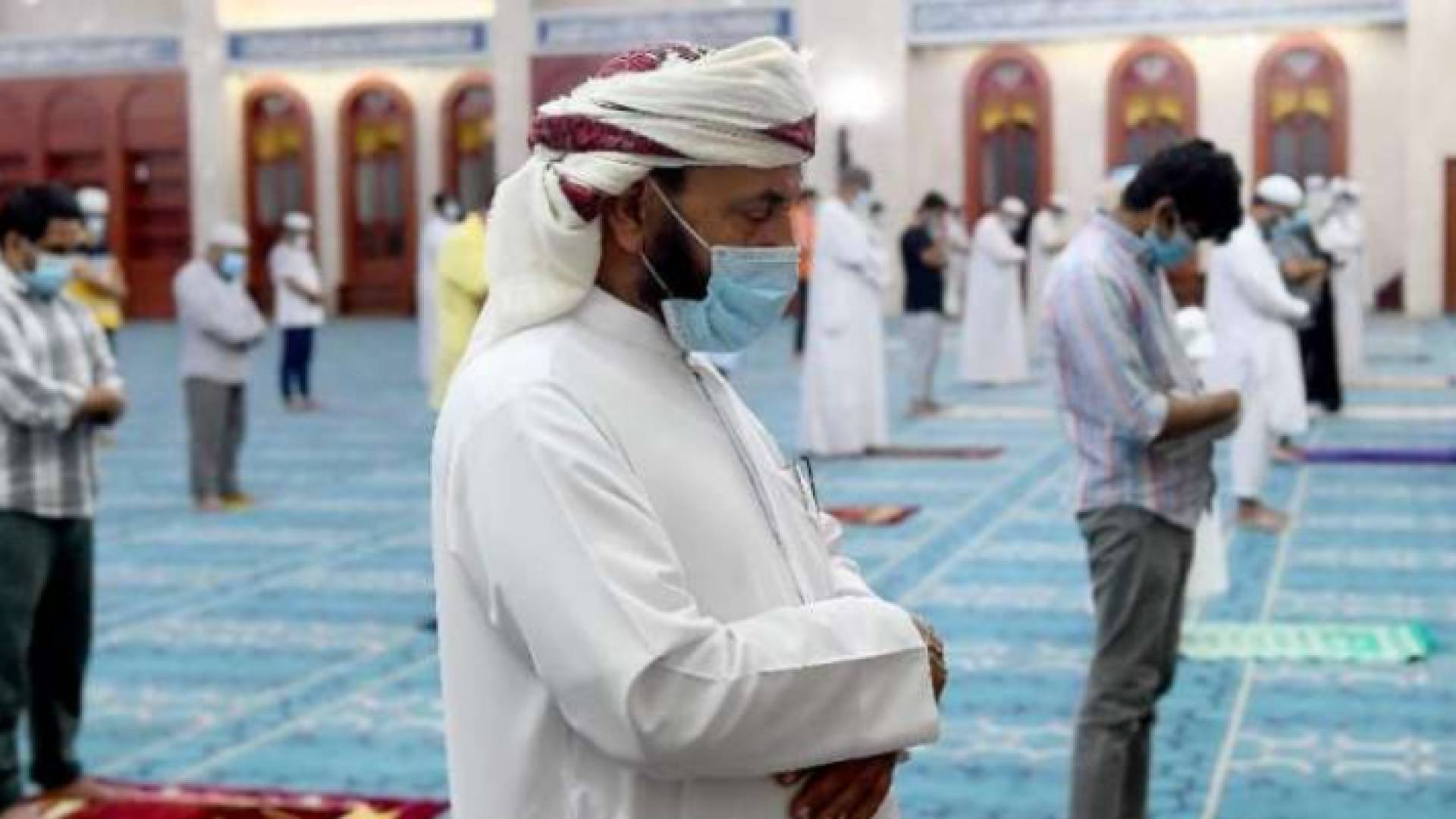 سلطنة عُمان تقرر عدم إقامة صلاة التراويح في المساجد وتمدد اجراءات الحظر