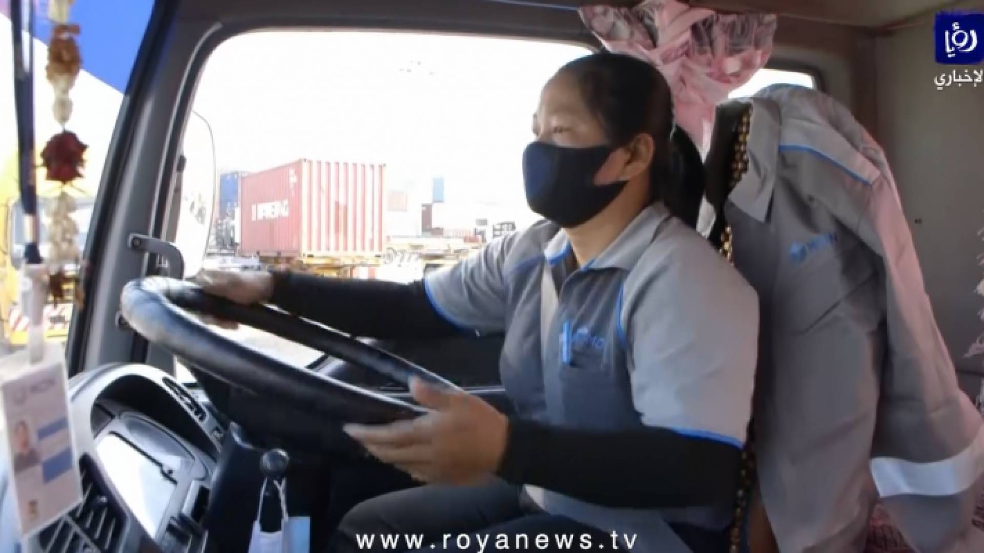 سيدة تقود شاحنة في بانكوك