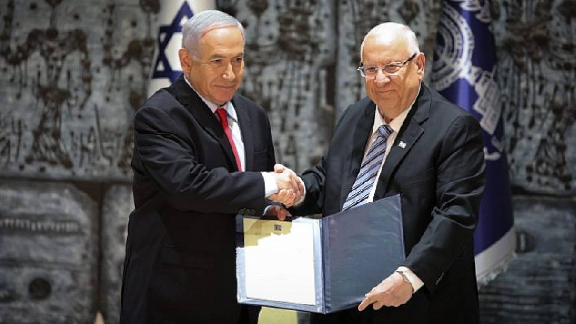 رئيس كيان الاحتلال الاسرائيلي رؤوفين (روبي) ريفلين ورئيس الحكومة بنيامين نتنياهو