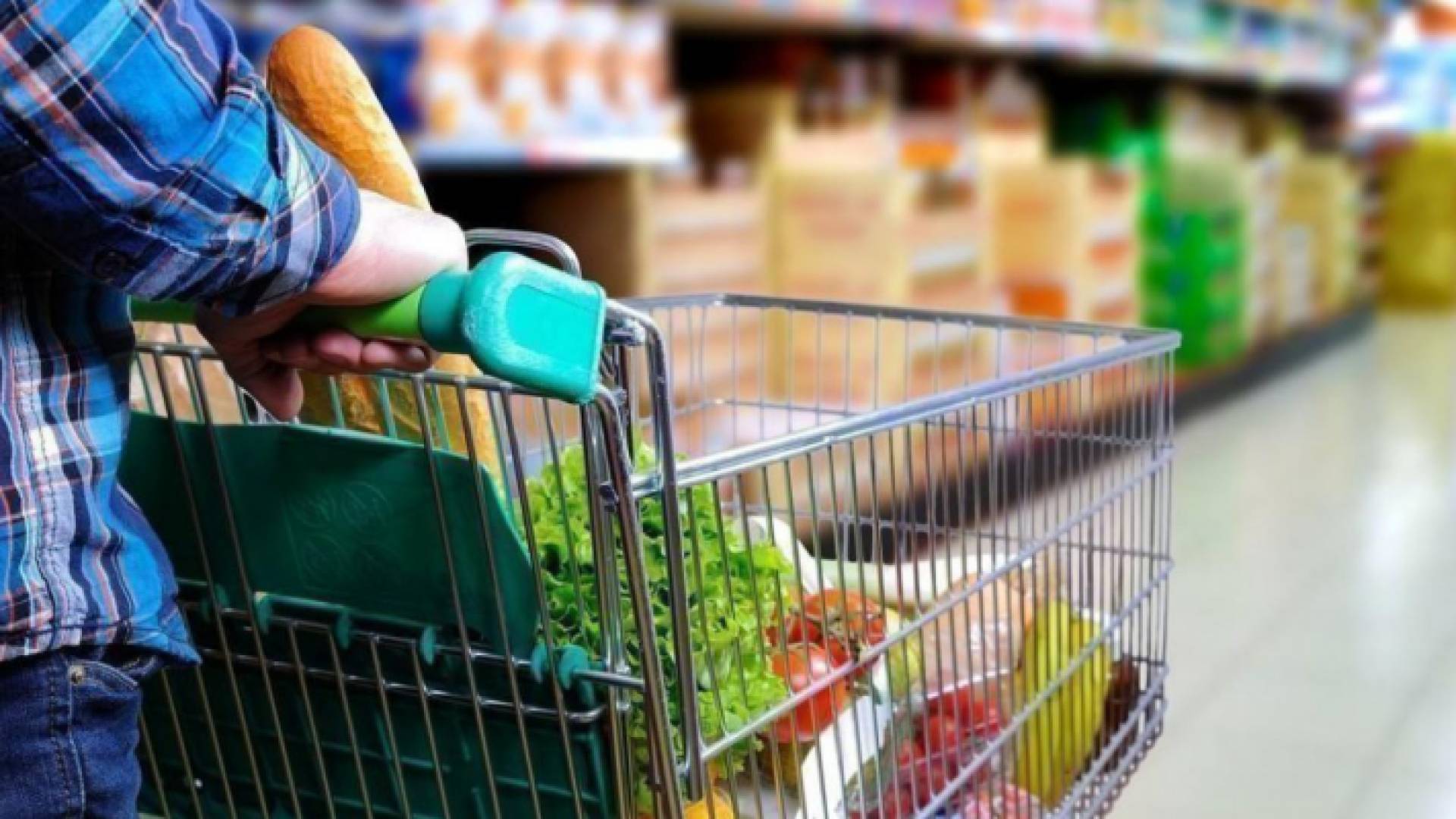 متسوق داخل أحد الأسواق التجارية