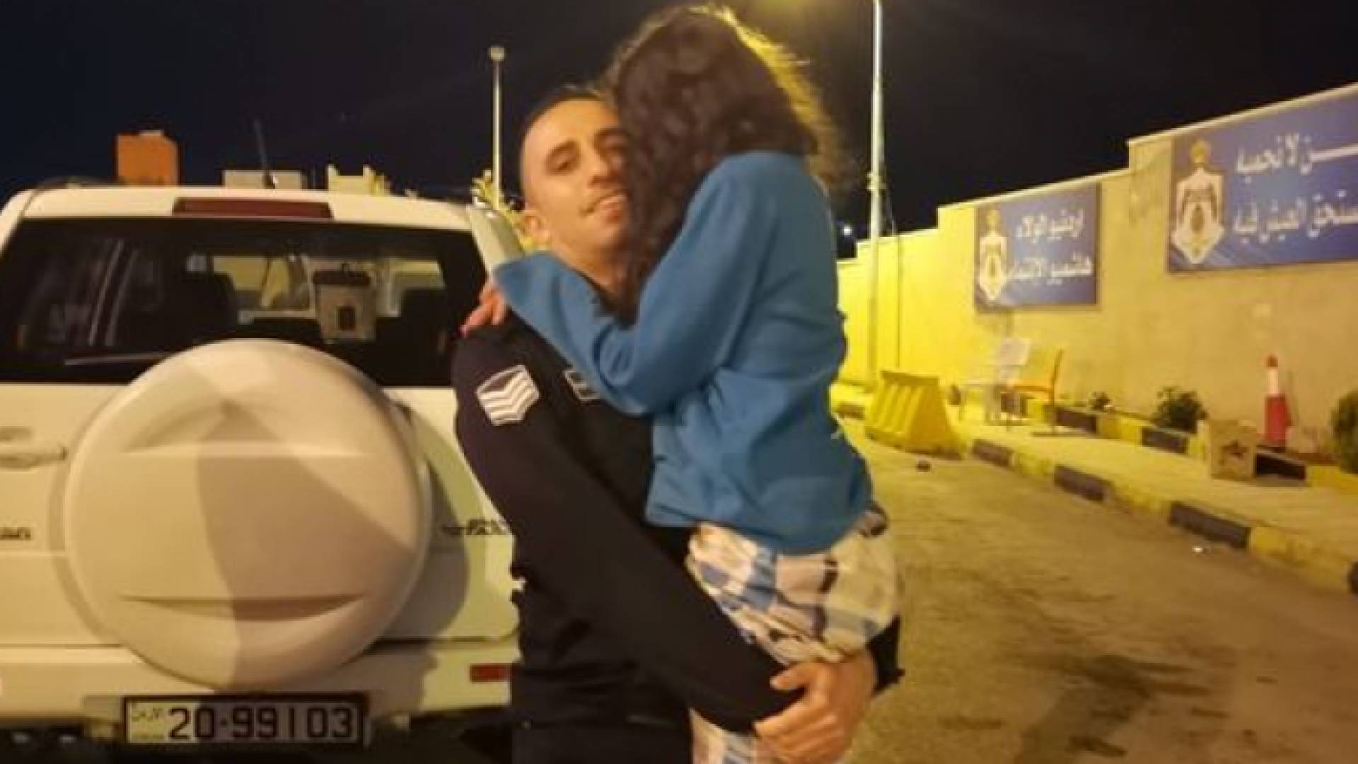 احد مرتبات الامن العام يحمل الطفلة بعد العثور عليها في عمان - الصورة متداولة على مواقع التواصل الاجتماعي