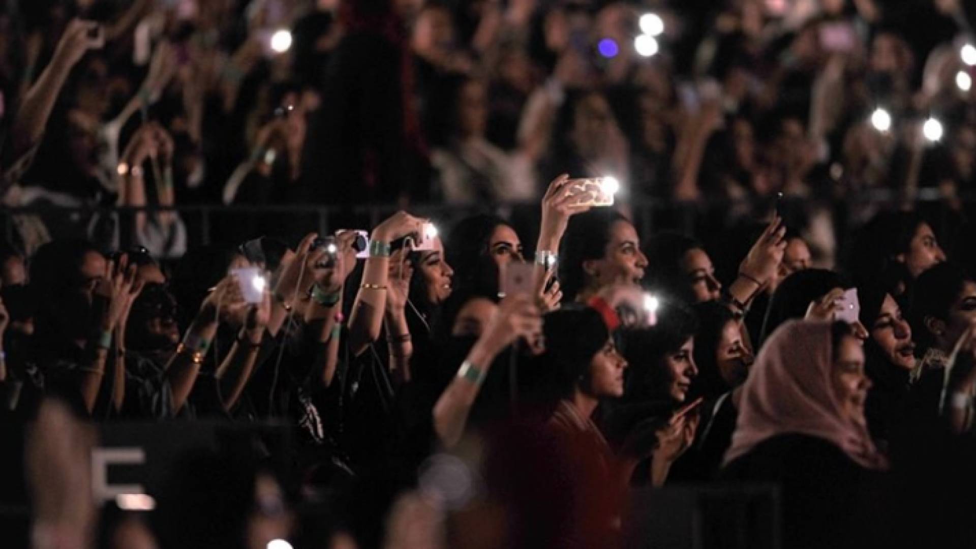 سعوديات يحضرن حفلا غنائيا في الرياض - أرشيفية