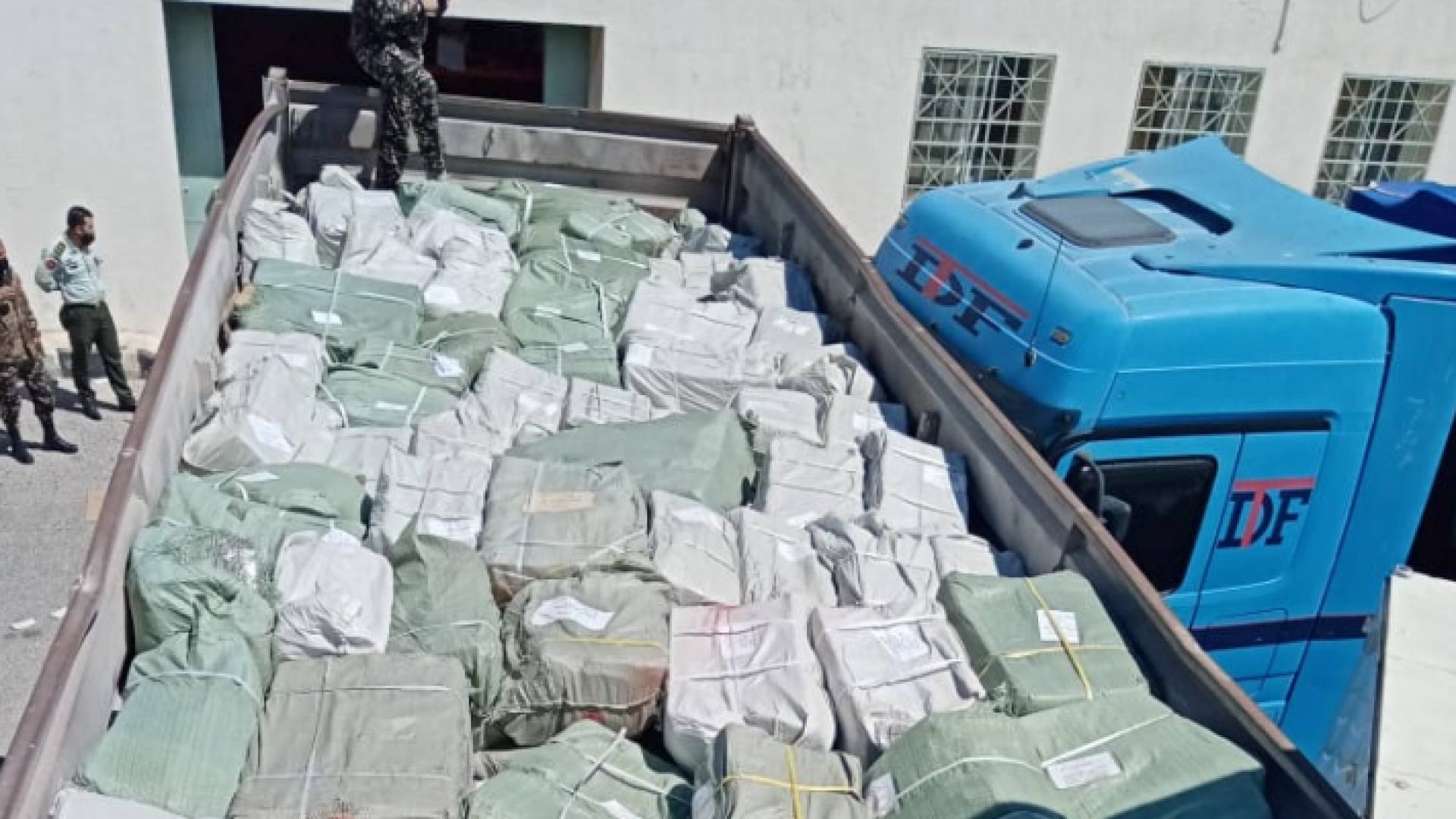 الجمارك تحبط تهريب كميات كبيرة من البضائع