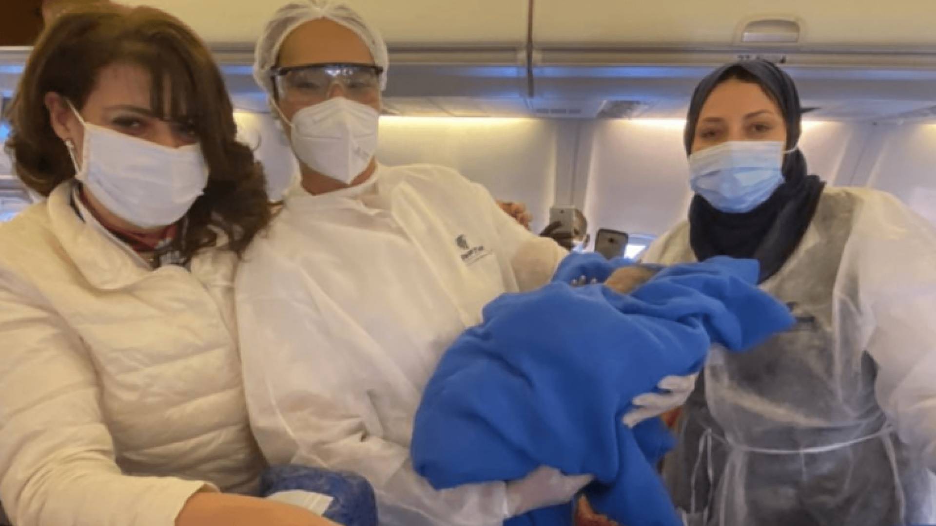 المولود وطاقم الطائرة