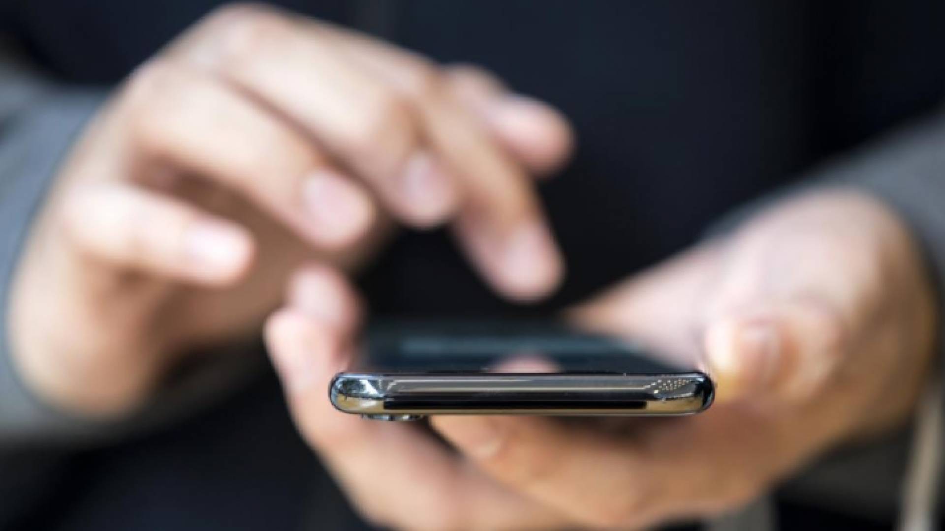 شخص يحاول إجراء مكالمة هاتفية (أرشيفية)