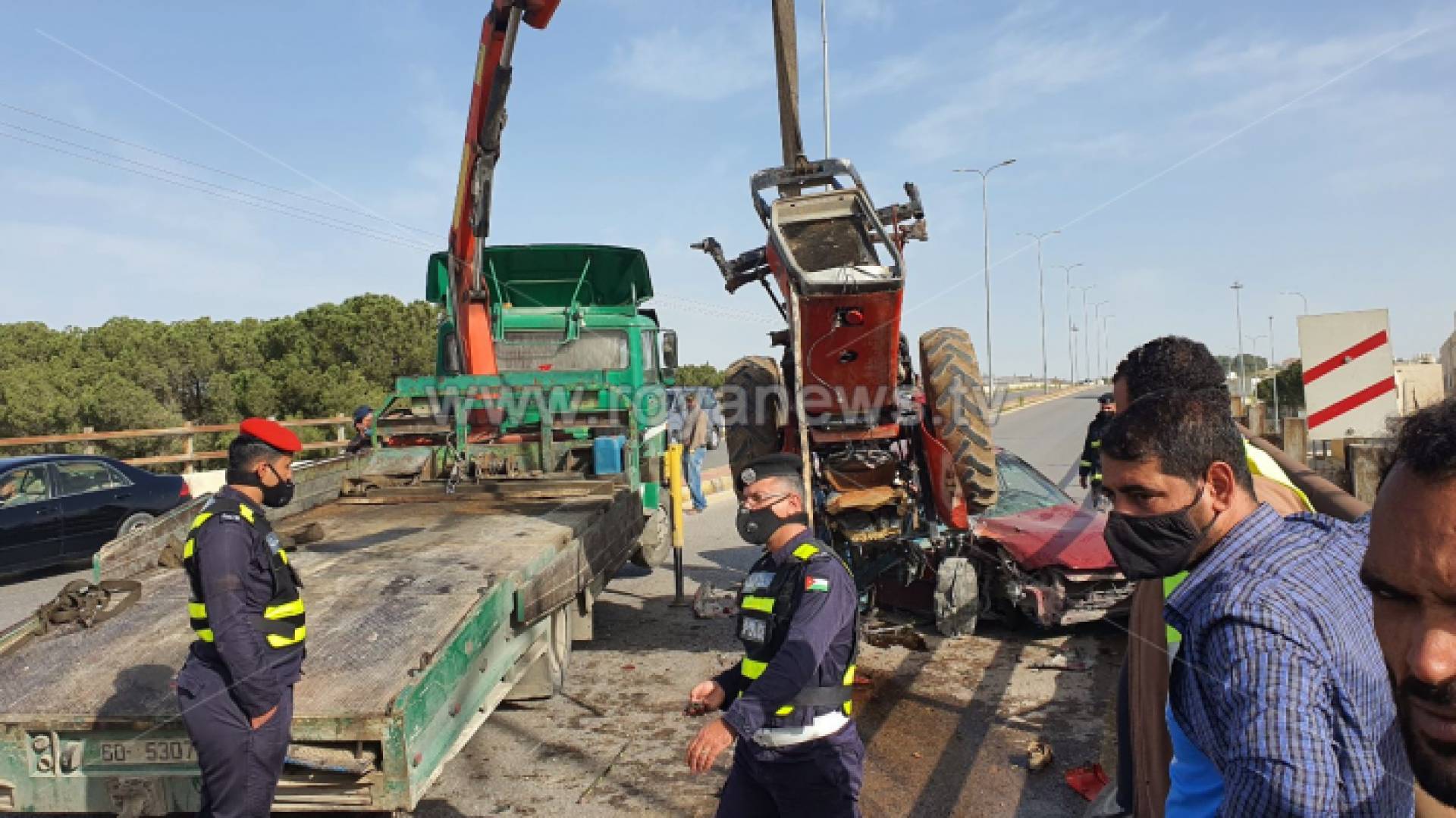 خلال رفع المركبات عن الجسر