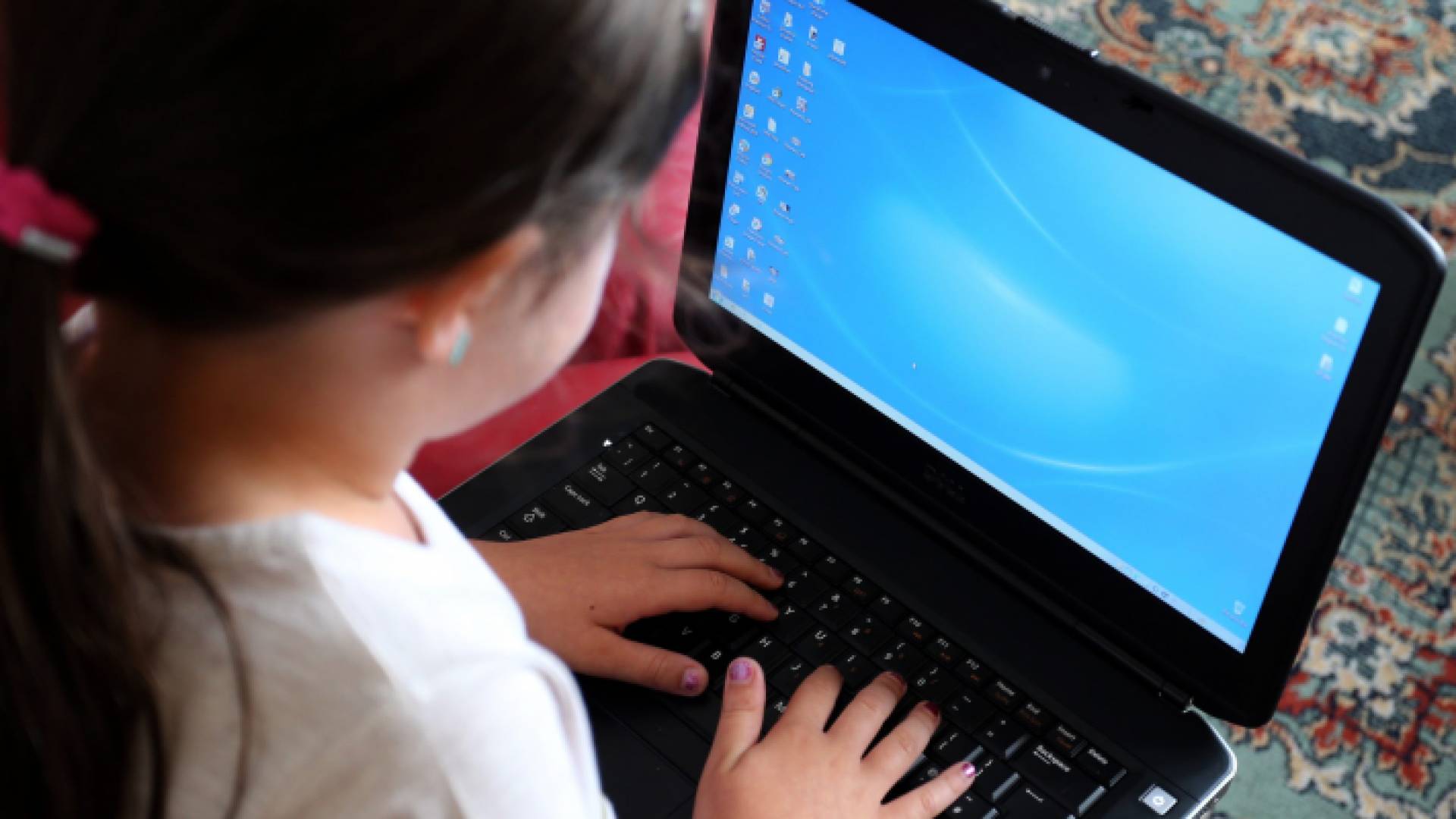 طالبة تستخدم كمبيوتر محمول