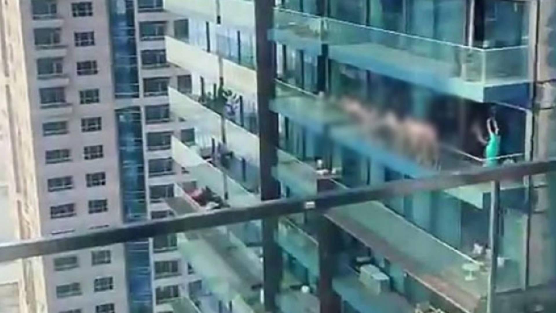 نساء أوكرانيات عاريات على شرفة في دبي